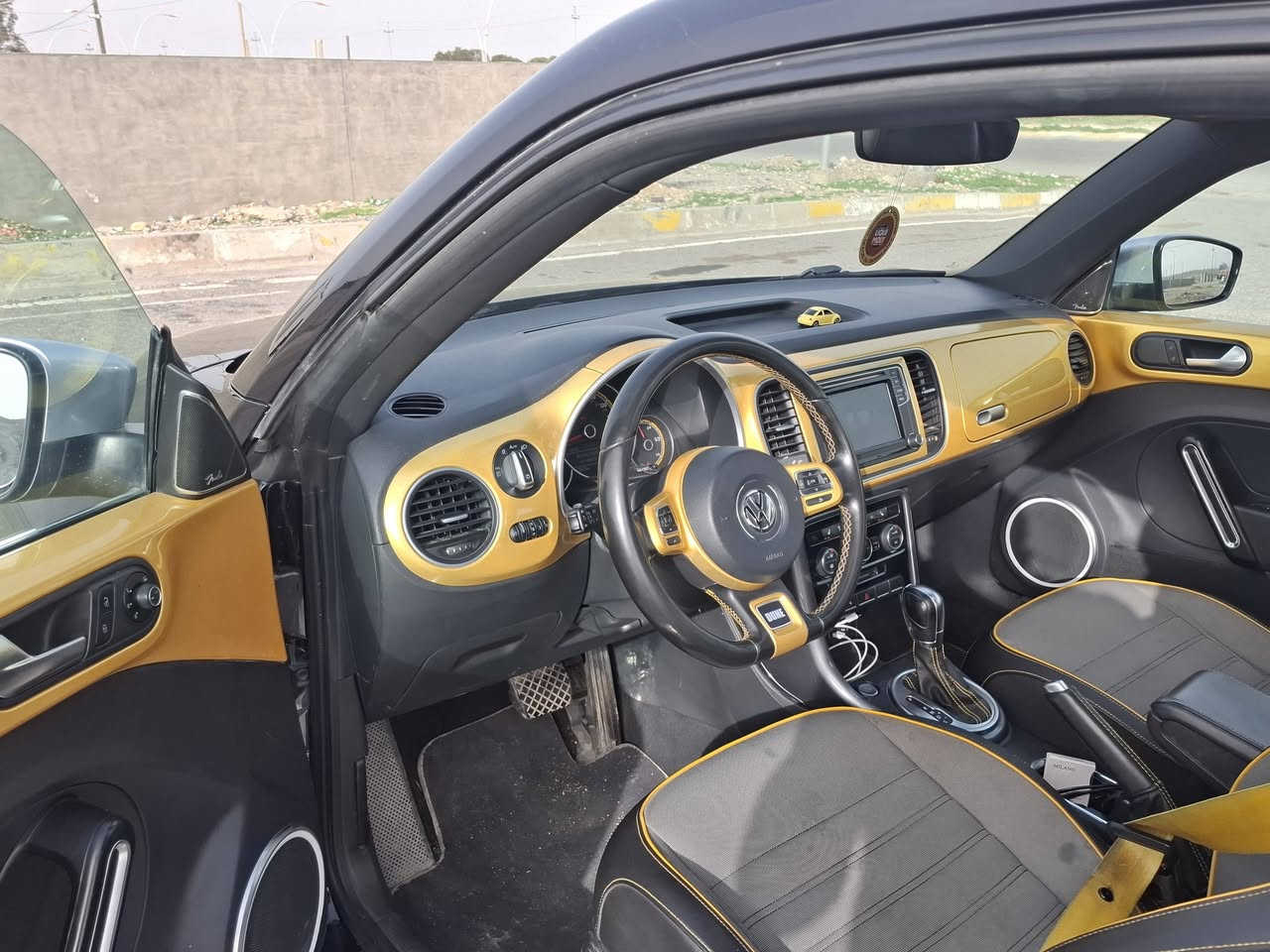 Volkswagen Beetle Dune
2018 
فقط بيع 
فئة دون فول مواصفات : بنوراما ، بصمه ، كشن جلد هيتر ، سماعات فيندر دمام صندوق ، كامرا وحساسات ،حساسات ماسحات ، امبينت لايت ، لايت امامي خلفي لد ، كار بلاي الخ .....
رقم جديد هزه جديد سنويه لحد 2030
محرك وكير بشرط
عنوان اربيل ،تفاصيل اكثر واتساب ***********
الممشى 65 ميل
السعر ١٣٤ ورقه
