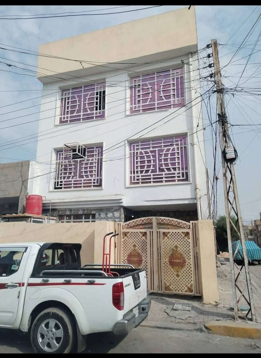 للبيع بيت  ٤ غرف نوم مدخلين ٣طوابق صطحين ركن في المخابرات واقع حال ٨٧ متر ركن في السند ٧٥ متر

النضيف وماجر قرب تقاطع الجريخي شارع الصيدليه

السعر 75 مليون الاتصال ***********
