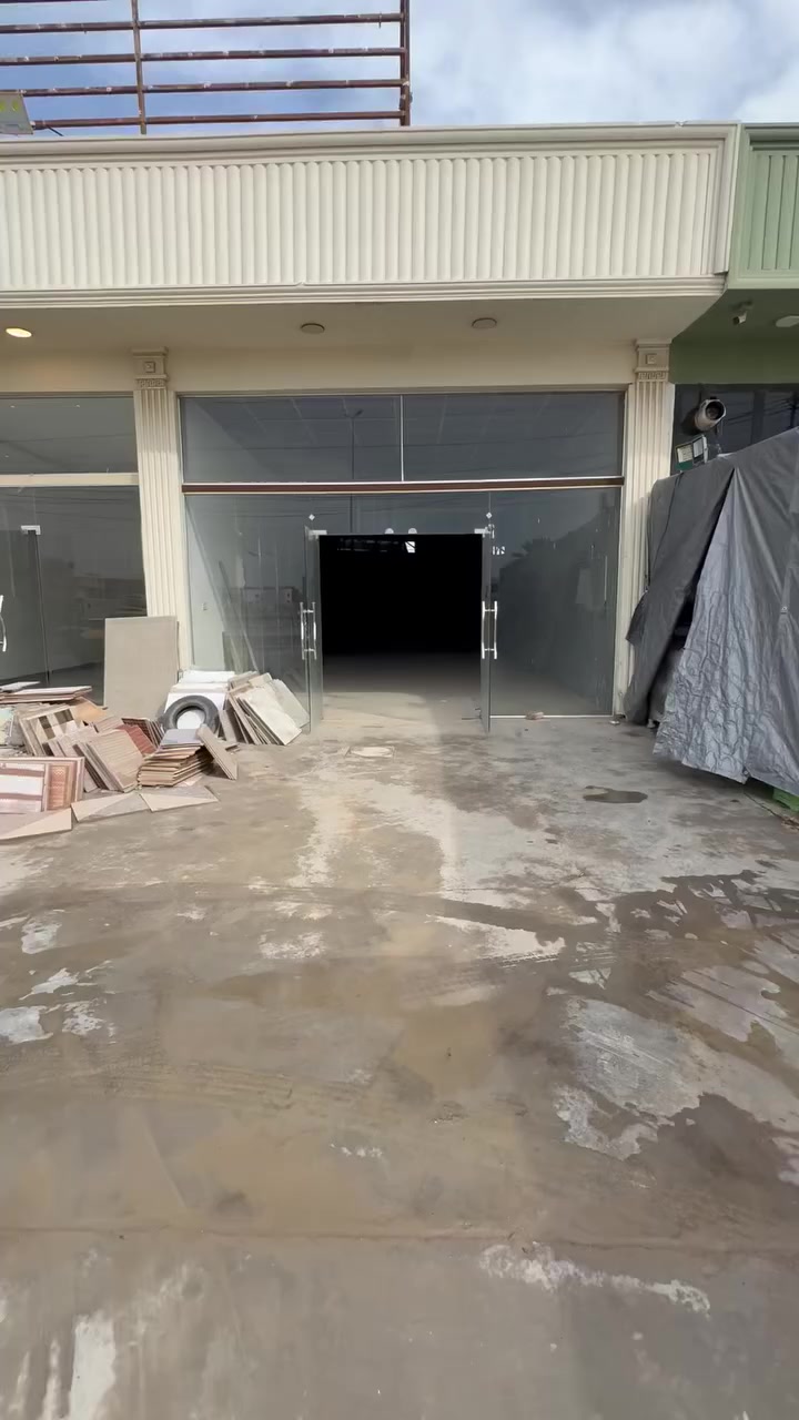 محلات للايجار +كراج يصلح معرض اوغسل سيارات
مقابل تقية مجاور محطة الوسام 
***********
