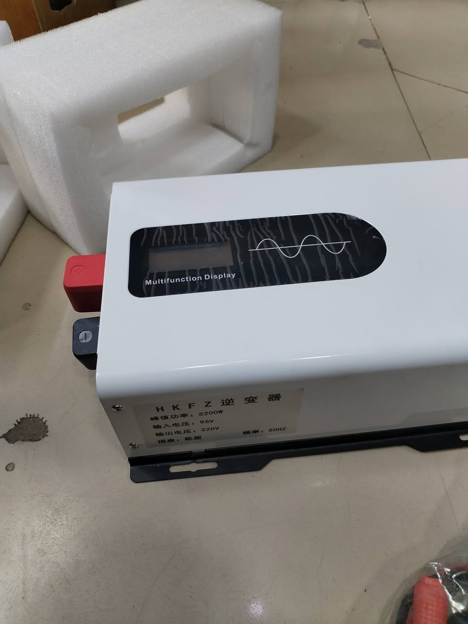 الجهاز هو عاكس طاقة (Inverter) من نوع موجة جيبية نقية (Pure Sine Wave)، يستخدم لتحويل التيار المستمر من البطاريات إلى تيار متردد لتشغيل الأجهزة المنزلية. 
نوع الموجة: موجة جيبية نقية، وهي آمنة للأجهزة الحساسة.
المميزات: يحتوي على شاشة عرض متعددة الوظائف (Multifunction Display) لمراقبة الأداء.
الملحقات: يأتي مع كابلات توصيل حمراء وسوداء للبطارية.
الاستخدام: مثالي لأنظمة الطاقة الشمسية والاحتياطية
.قدرة الذروة: 5200 واط.
جهد الإدخال (DC): 96 فولت.
جهد الإخراج (AC): 220 فولت.
التردد: 50 هرتز.
نوع القابس: قياسي أوروبي


**إذا كنت صاحب هذا الإعلان وتريد حذفه لأي سبب، رجاءا أرسل رسالة إلى الدعم الفني**