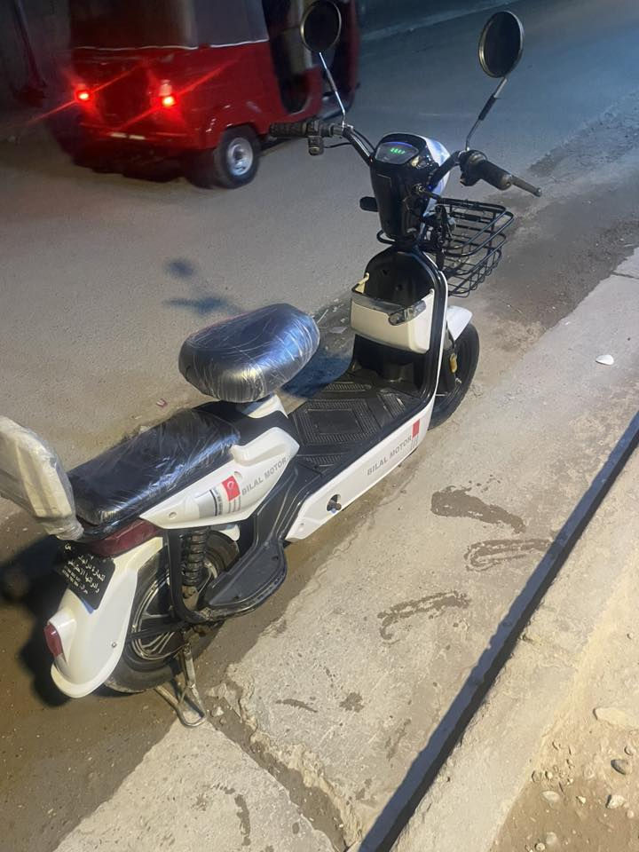 السلام عليكم دراجه شن حجم 14الدراجه كلش نضيفه  بصمه وسويج الدراجه ما شاء الله كلش سريعه  السعر 225وبيهه مجال بغداد الامين الثانيه ***********
