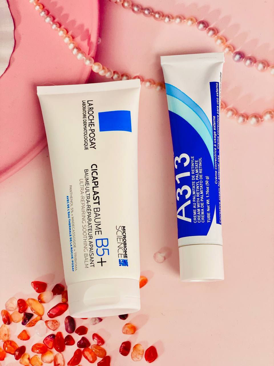 ✨ عرض العناية المتكاملة لبشرة زجاجية ومشرقة ✨

إذا تريدين بشرة صافية، ناعمة ولمعتها طبيعية بدون فلتر، هذا العرض يجمع بين الإصلاح، الترطيب والتجديد بخطوات مدروسة تناسب حتى البشرة الحساسة 💙

1️⃣ سيكابلاست بوم B5+
بلسم مهدئ ومرمم قوي يساعد على إصلاح حاجز البشرة، يقلل الاحمرار والتهيّج، ويعالج الجفاف والتقشر. يحتوي على فيتامين B5 ومكونات داعمة لراحة البشرة حتى ترجع ناعمة وصافية. مثالي بعد التقشير أو عند وجود حساسية، ويخلي البشرة تستعيد توازنها بسرعة ✨

2️⃣ كريم A313 (ريتينول)
كريم غني بمشتق فيتامين A يساعد على تجديد خلايا البشرة، تقليل مظهر الخطوط الرفيعة، وتفتيح آثار الحبوب والتصبغات. مع الاستمرار، يمنحج ملمس أنعم ولمعة صحية واضحة. يشتغل على تحسين نسيج البشرة حتى تصير صافية ومشدودة أكثر 💎

💙 شنو نتيجة هالعرض؟
ترطيب عميق + إصلاح الحاجز الواقي + تجديد مستمر = بشرة زجاجية، ناعمة وتعكس الضوء من غير مكياج ✨

منشأ العرض فرنسا 🇫🇷
سعر العرض 16 الف 
🚘يوجد خدمة توصيل لجميع محافظات العراق ٤ الاف🚘


**إذا كنت صاحب هذا الإعلان وتريد حذفه لأي سبب، رجاءا أرسل رسالة إلى الدعم الفني**