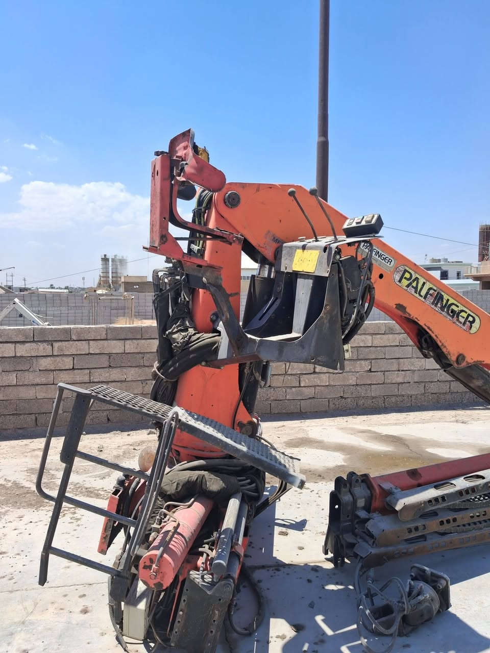 لبيع كرين بفكر حجم 16000 عنوان الموصل ***********.    ***********
