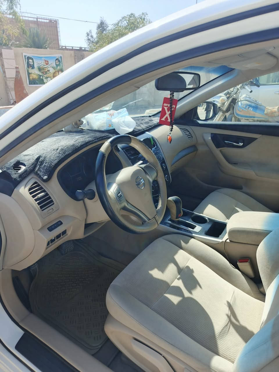 سلام عليكم للبيع نيسان التيما خليجي مكفوله كفاله عاما
موديل 2013
تخم تاير صدر امامي خلفي جديد 
سياره احلا من الصوره السعر 137 بيها مجال
للستفسار اكثر اتصل ***********
