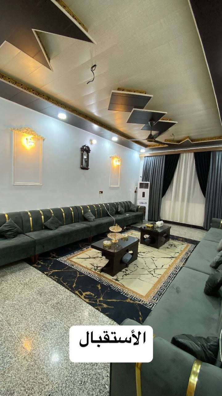 🛑بيت مع محل🛑
..للبيع 
طابو زراعي سند(25) مشمول بالتمليك)

المساحه:-240 متر مربع ✅ 
البيت بناء درجه أولى..اساس وسقف صب كونكريت
يحتوي البيت على..3 غرف نوم وصاله كبيره واستقبال كبير ومطبخ وحمامات عدد(2)
يحتوي البيت على مدخلين ☑️ 
 ارضيه كاشي ✅ درجه اولى 
السطح شتايگر درجه اولى 

البيت يطل على شارعين 

المنطقه تحتوي على ماء وكهرباء وتبليط

العنوان..📍شارع المطار مقابل ملحق قرية الغدير عمود 321 بالخط الاول 
للاستفسار الاتصال⬇️
*********** أو مراسله واتساب النجف, العراق
