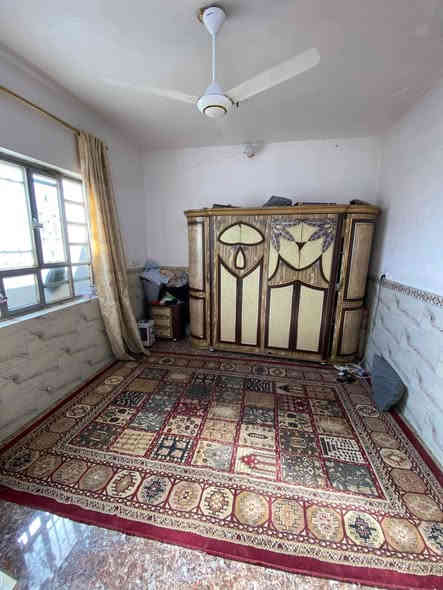 السلام عليكم بيت للبيع المساحه ٢٠١١ متر ويا كاع محرمه مساحته ٢٠٠ متر مسيجه البيت بناء جديد طابو زراعي سند ٢٥ مكانه الشعله قطاع ١٥ قريب عله قريت عبد الواحد كاع بيت ثويني بي ٥ غرف نوم + حمامات ٣ + استقبال + مناور ٢ + مطبخ+ حولي فوك + حولي جوه مكلف بالنشر 
للأستفسار 
***********
 ***********
