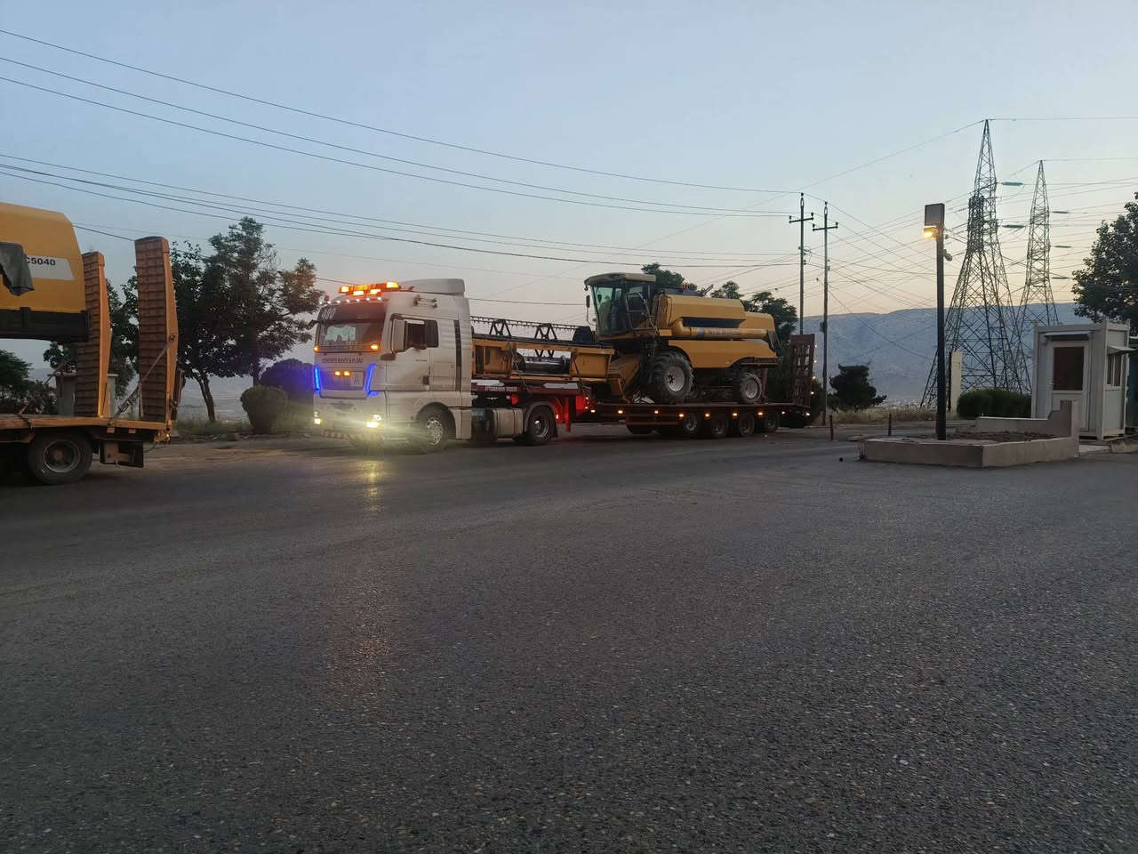 لودر كامل اذ تريد بس عربانه هم عادي للبيع شوفت عينك 4محاور واحد علاك راس عربانه جوبلس فول فول رقم سيليمانيه سنويه جديد رقم الماني لودر تيرات 265 / 19 نص  سياره بعد احله من صور جاهز كبل للشغل استفسارأكثرا اتصل سياره موجوده ديالي خانقين *********** سعرها 4 نص راس  عربانه طولها 13 كامل عرضها 3او 10
