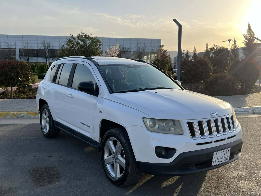 جيب كومباس ٢٠١٢
سبي 
فول مواسه فات 
سه ياره كه بي ره قه م و ليزه ر دوبه يه
ده بل ئه كسل و ناو زه رد
تايه و ويلي تازه يه
سعري ٥٨ گه لا
*********** السليمانية, العراق
