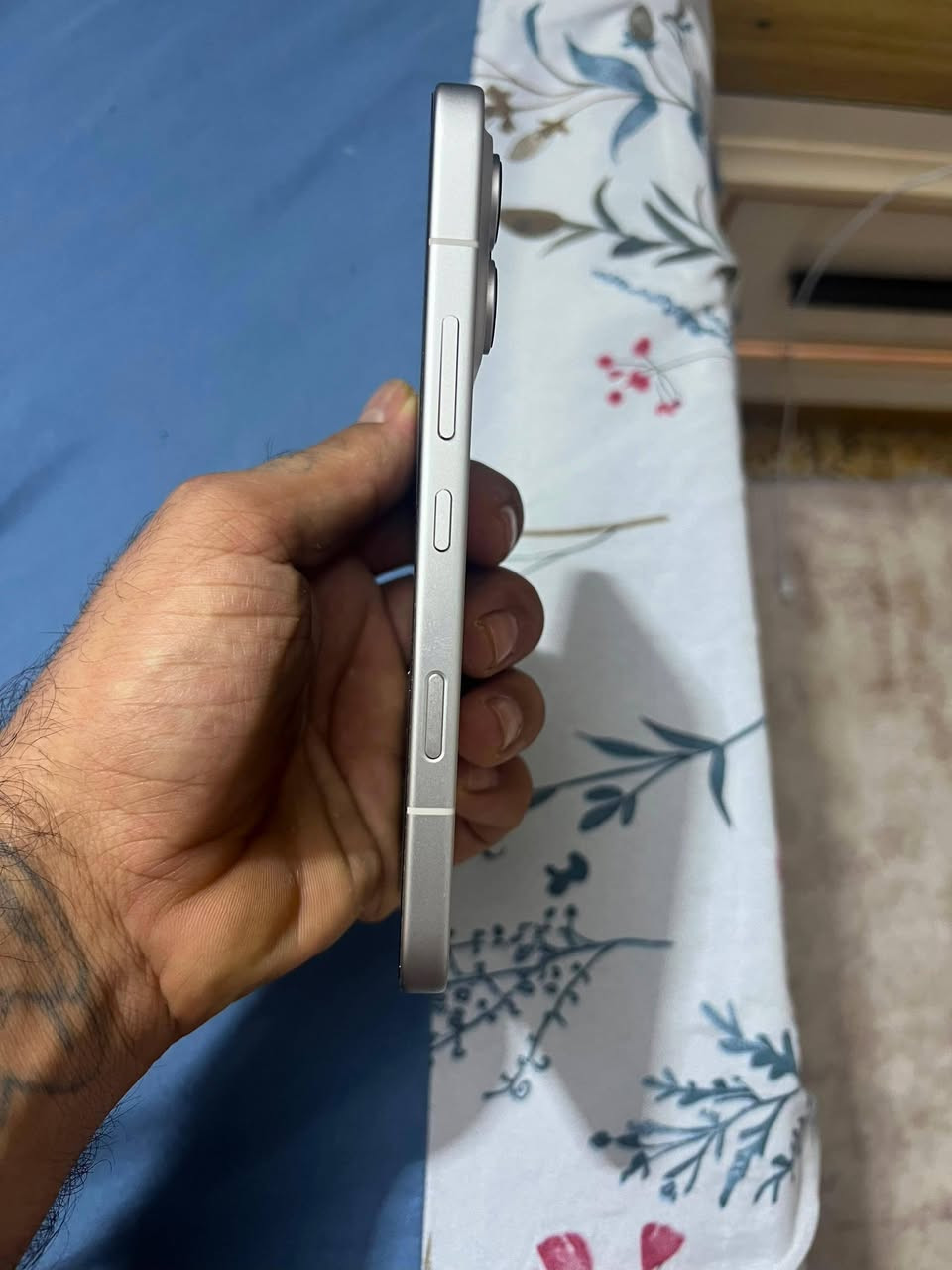 ---

*للبيع Honor 600 Pro 5G لون ابيض Golden White* 
*الحالة*: نضافة 100/100 - مابي اي خدش ولا تبديل 
*الذاكرة*: 512GB 
*الرام*: 12GB 
*الملحقات*: كارتون + شاحن اصلي 80W + كيبل + جراب 
*المواصفات*: 
- معالج Snapdragon 8 Elite
- بطارية 7000mAh + شحن سريع
- كاميرا 200MP + تصوير 4K
- شاشة 6.57 AMOLED 120Hz 8000nits
- ضد الماء والغبار IP69K

*السعر*: خاص 
*المكان*: الحلة - بابل 
*للتواصل*:  خاص لو واتساب ***********
_الجهاز استخدام شخصي وكلشي بيه اصلي_
