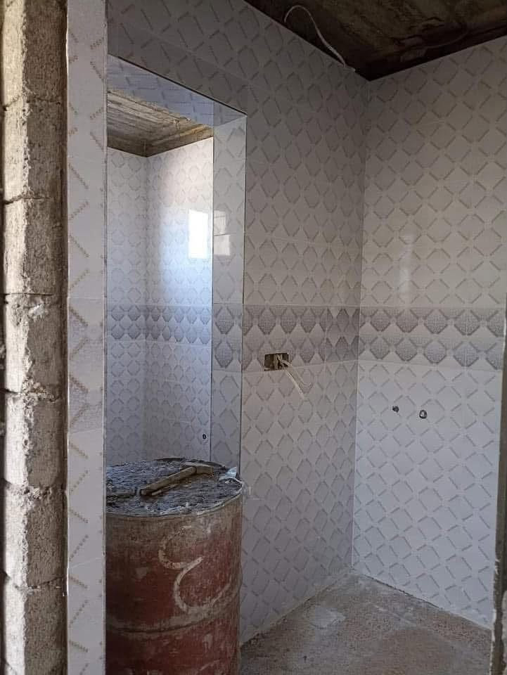 السلام عليكم خلفه سيراميك  
شغل  إيراني تتريس شغل يخبل وشرط فول 
جداري ٧ 
والأرضي ٦ 
مكاني كربلاء 
رقمي ***********
