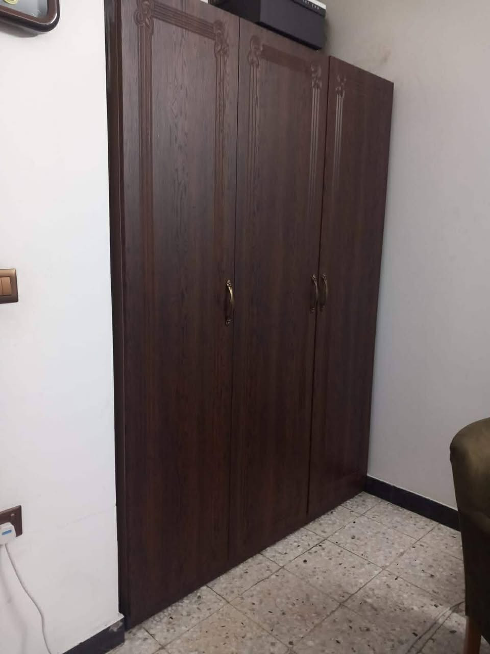 السلام عليكم غراض للبيع 
شاشة حجم 32 بدون نت+ ميز 90 الف 
ثلاجة LG حجم وسط جديدة 150 الف 
كومدي + سريرين نظيفة جداً +دوشك 100 الف 
كنتور 3 بوب 100 الف التواصل ***********
