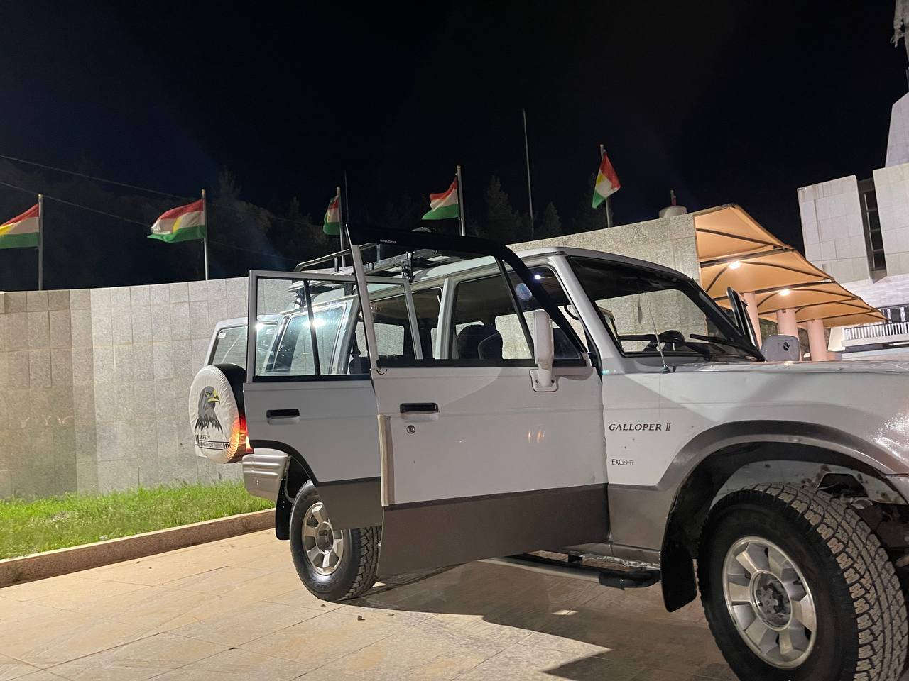 ســــلاوی خـــوودا 
لــــە هــەمـــولایــــەک هــــۆنــدا گـــالــــۆبـــەر 
مــــۆدێــــل ۲۰۰۱
ڕەقــەم هـــەولـــێـــر 
٨مـــانــگـــە بــەســـەرچـــــووە
بـــۆیـــــاخ دوپــــەڵــــە و ســـــەوزەکــەی بـــەهـــەر چـــواردەوریــــدا
تــــــەبـــریـــد
دەبـــل ئـــەکـــــســــــل 4‌‌×4
(قــــورس ، ســوک)
قـــــڤـــڵ مــــەرکـــەزی 
هـــەرچـــوار چــــام کـارەبــای 
 غـــاز و بــەنــزیـــن  غـــازەکـــەم لــــێ کــردۆتـــەوە لــــەبـــەر نــــــوێــــکردنـــەوە بـــێ کـــــێــــشــــــەیـــە بـــــــەشــــــەرت بـــــەنـــاو کــــــردن 
ســـــــحــــــری ٤۹ گــــەڵا و مــــــعامـــەلــــەکــی بـــرایــــەنــــــە 
***********
