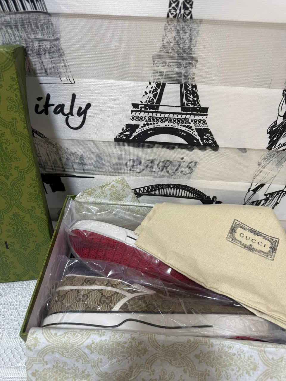 حذاء سنيكرز غوتشي تينيس 1977 سهل الارتداء (Gucci Tennis 1977 Slip-On Sneaker) المصنوع من قماش الكانفاس المزين بشعار العلامة الشهير GG باللونين البيج والأبنوسي.
تفاصيل ومواصفات الحذاء
التصميم: حذاء كاجوال خفيف سهل الارتداء مستوحى من طراز أحذية التنس الكلاسيكية.

الخامة: الجزء العلوي مصمم من قماش الكانفاس (GG Canvas الأصلي) مع حواف وخطوط بيضاء متباينة.

البطانة الداخلية: تتميز باللون الأخضر المميز لعلامة غوتشي مع ملصق التشكيلة "Gucci Tennis 1977".

بلد الصنع: إيطالي ( اصلي ) 

السعر / 95 مع التوصيل قفل


**إذا كنت صاحب هذا الإعلان وتريد حذفه لأي سبب، رجاءا أرسل رسالة إلى الدعم الفني**