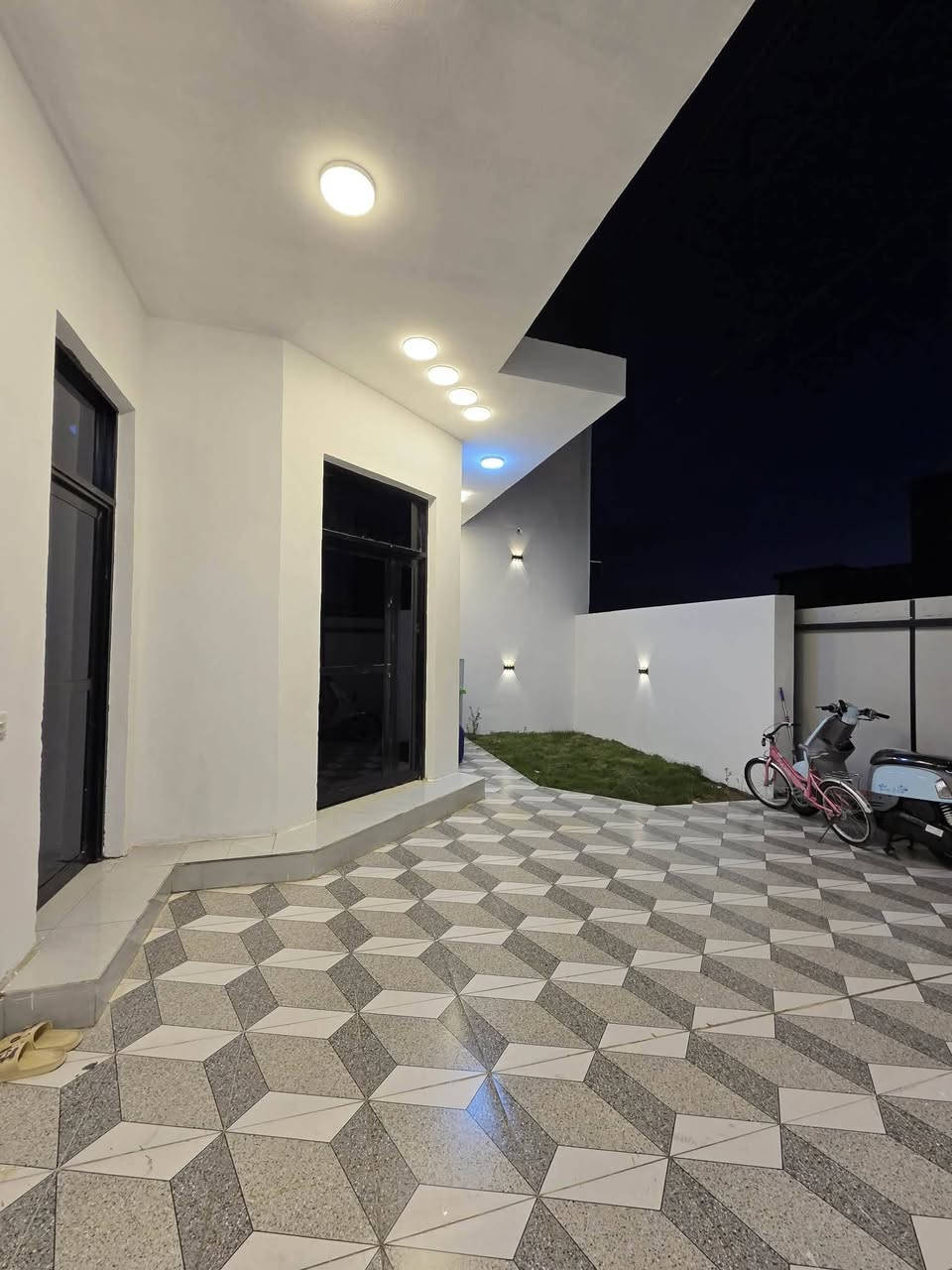 دار للبيع مساحه ٢٠٠ متر بناء درجه اولى طابوق جمهوري المكان الطهمازيه في مجمع الأمير السكني سند ٢٥ جميع الخدمات ماء مجاري تبليط كهرباء اناره مدارس وروضه ومركز صحي السعر ١٣٥ بيع مستعجل ماكو هيج سعر تعال واسأل للاستفسار ***********
