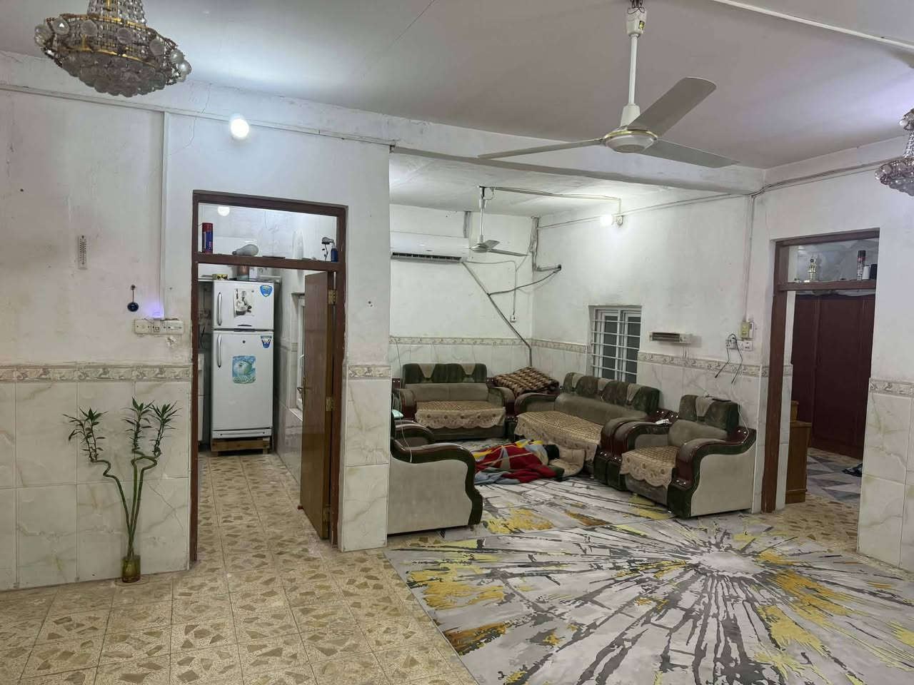 بيت طابو صرف للبيع  الموقع شارع خالد العطية  ثالث بيت من جهة الشط 
مساحة البيت ١٤٠ م    الوجه ١٢ م والنزال ١٢ متر 
متكون من غرفة وصالة واستقبال ومطبخ وحمام 
والطابق الثاني غرفة وصالة  البناء عكادة 
عالي عن الشارع   . عرض الشارع ١٠ أمتار
