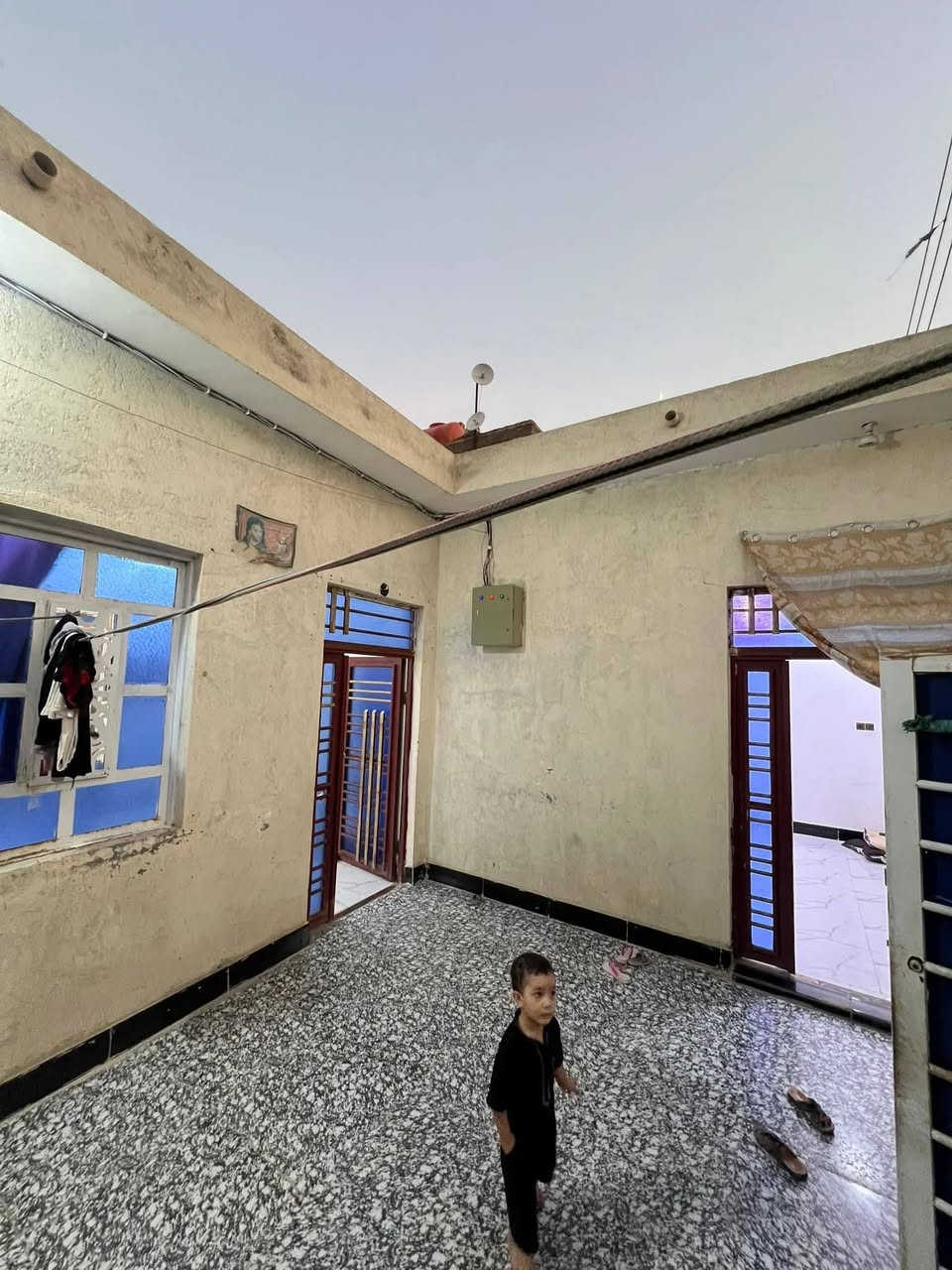 يا الله اللهم صل على محمد وال محمد
دار زراعي للبيع او للمراوس  ناحية السديناويه كافت الخدمات 
مقابل النفوس مساحة البيت 147متر بناء حديث 
غرفه 6ونص ب4 استقبال 7ب 4 صاله 8ب4 طارمه كلش جبيره مناور عدد 2 حمامات عدد 2 صحيات خارجيه رقم الهاتف *********** بلوك الشمال الاساس والسقف صب كونكريت
