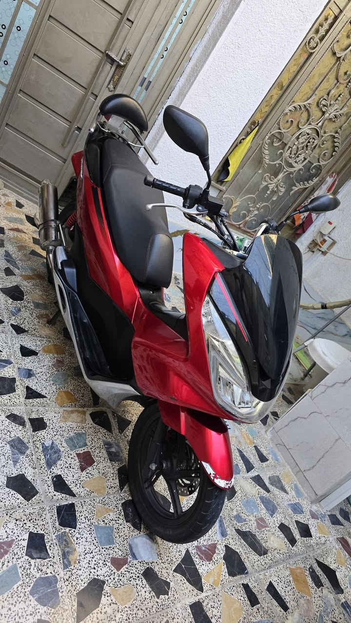 السلام عليكم  .  شباب PCX جيل الثاني ياباني موديل 2018  للبيع 
الدراجه مكفوله كفاله عامه الدراجه كله شغاله حساس زدحام و ستان كهربائي كله شغاله ماشيه 28 الف حقيقي لون احمر ام الشرايط لون مميز مكينه 125cc دبلات حمر و تجوه بلاديه مال رمبه و صالنصه رياضي بلادي مال رمبه سويجات 2 .  ياباني  . شاصيه (  JF  )
مكاني بغداد مدينة الصدر السعر على الاتصال او خاص 
رقمي ( *********** )
