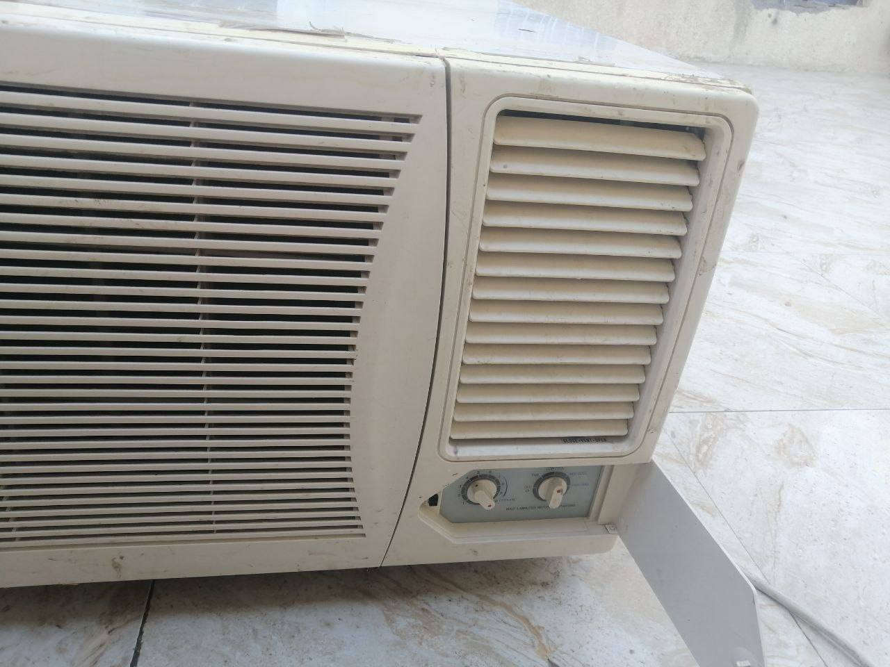 مكيف توسوت 2طن للبيع شغال سعره 225/ وبيه مجال  ***********
