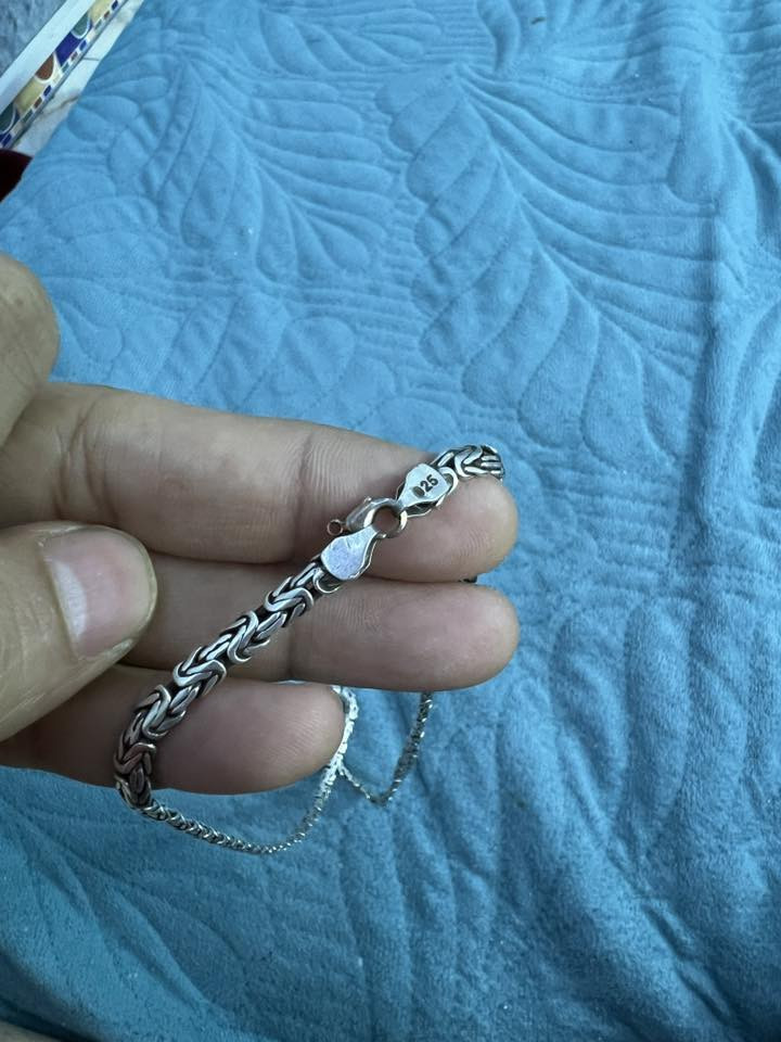 زنجيل فضه للبيع ماعرف وزنه شكد عيار 925مكاني بغداد ***********

