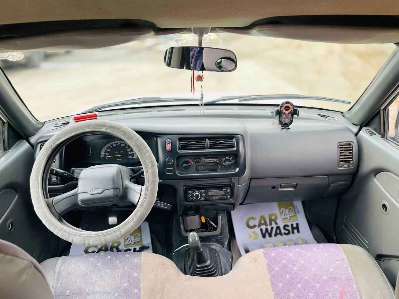 پیکاب مستەر بۆشی ٢٠٠١، نموونە لە جوانی و پاکی و بێ عەیبی، بەنزینە و سیستەمی غازی بۆ بەستراوە، چوارتایەی لۆکە و مانگێکە گۆڕدراون، دوو جامی پێشەوەی کارەبایی و یەک پارچەی بۆیاغە. ٦٧ گەڵا و مەجال. شوێن قەڵادزێ.
*********** بشدار, السليمانية
