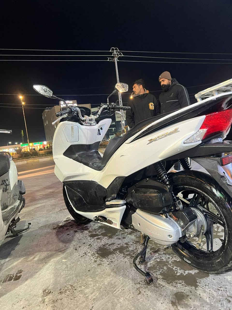 سلام عليكم 
اخوان pcx جيل ثاني 
حساس زداحام 
حساس ستان
دراجه مكفوله 
مكاني كوت 
***********
