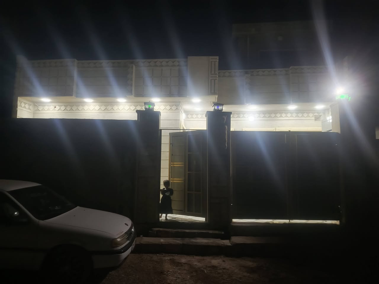 ا بيت للبيع المساحه 180 متر واجهه 12 نزال 15 بيت كامل خدمات فول ماي كهرب التبليط 20 متر عنو بيت زير 
خبرعلى رقم ***********
