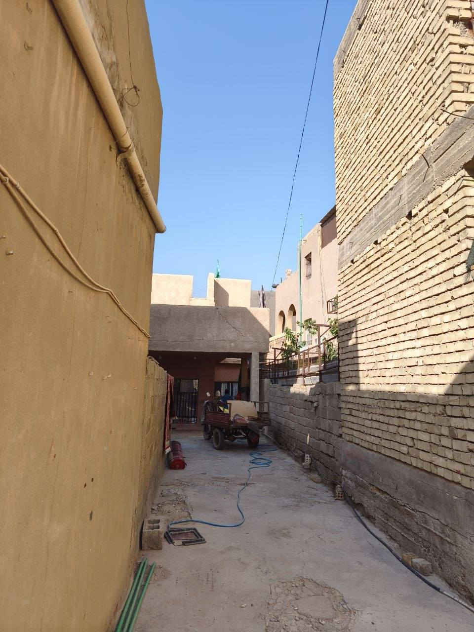 بيت للبيع مساحة 270 بناء في الثمانينات البيت يحتوي على غرفة كبيرة في الطابق الاول والثاني يحتوي على غرفتين 
بناء خلفي يعني ممر بطول 35متر وعرض 3 متر 

موقع البيت في جسر ديالى شارع عمر 
للاستفسار الاتصال على الرقم ***********
