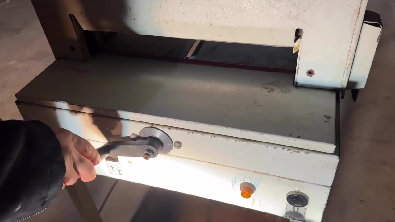 جهاز مقص كهربائي للبيع ✂️⚡
بدون أي مشكلة وقوي جدًا.
وجبة قديمة، نوعية درجة أولى، ألماني.

الشفرة أصبحت غير حادة قليلًا ويحتاج فقط تبديل شفرة السعر من ٣٥ ألف إلى ٥٠ ألف.

العنوان: محافظة السليمانية – قضاء بنجوين.
يوجد توصيل.

أرقام الهاتف:
***********
*********** 📞
