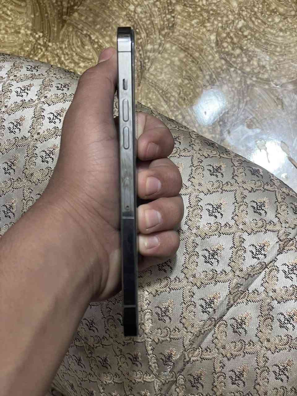 سلام عليكم 12ProMax للبيع ذاكره ١٢٨بطاريه ٨٨جهاز مبدل فقط شاشه اصليه مال تفصيخ نضافه٩٩٪؜ السعر خاص الاستفسار***********
