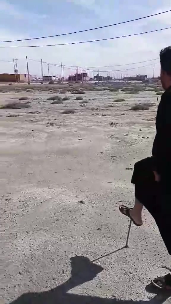 نص عرصه للبيع مضلوم مدينه النجف ناحيه النور طابو صرف باسمك مباشر الجهه اليمنه ١٧٥م بدايه الحي وجهه النجف بل الخدمات يمها ماء وكهرباء وبيوت منطقه بيه سكن الاتصال ***********م
