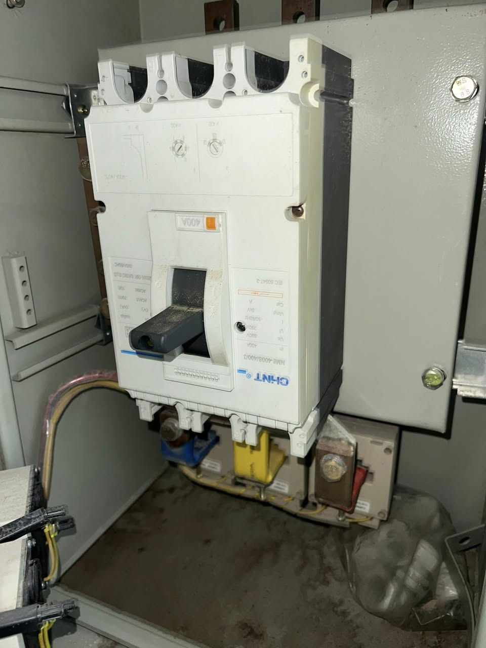 السلام عليكم قاطع دورة غير مستخدم للبيع سعة 400kv
عدد 2 سعر الواحد 175 الف الرقم ***********
