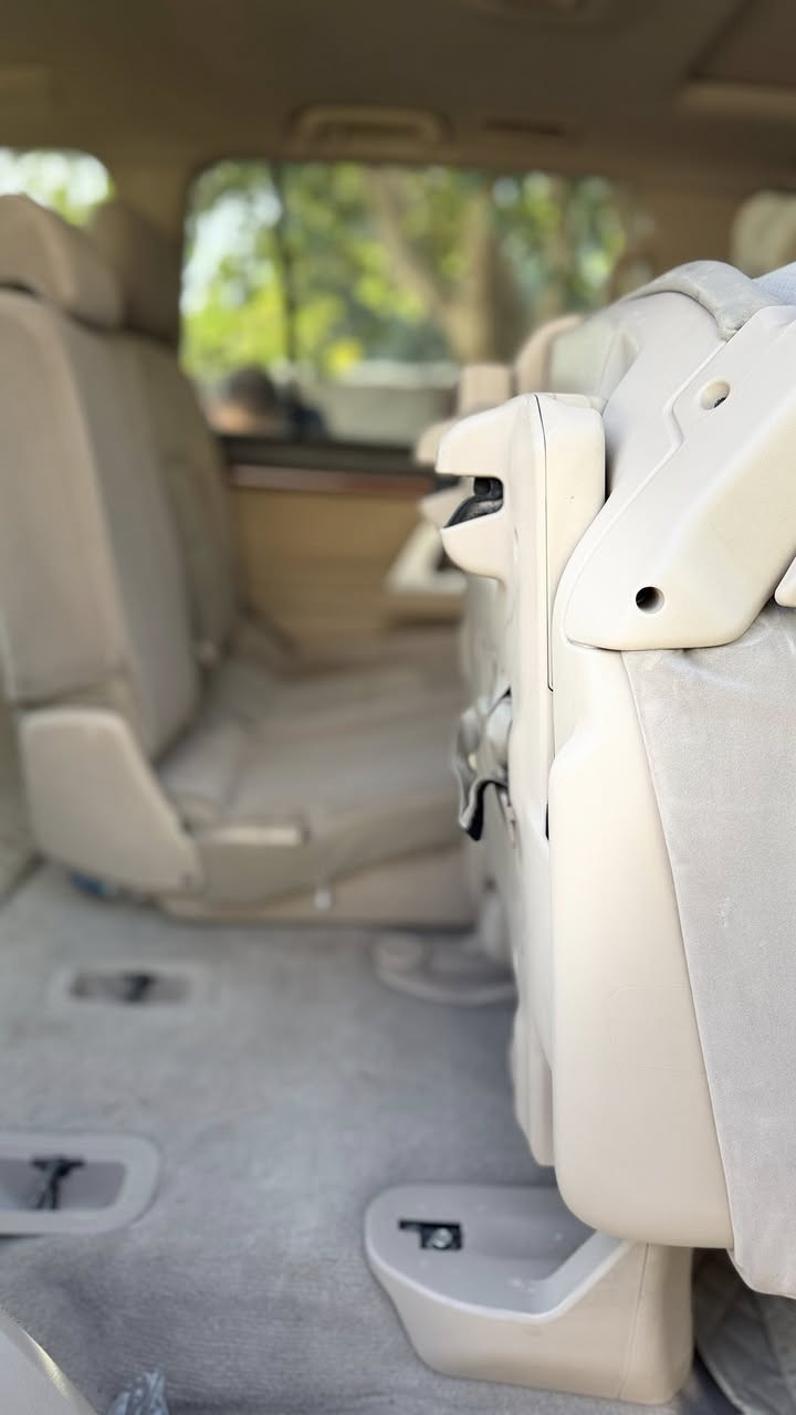 . السلام عليكم من بعد اذن الادمن 
لاندگروز 2014 جيهان اربيليه 
السياره ما اسولف واتعب بالنظافه گدامك مصورها 
فول مواصفات  بصمتين . فتحة سقف . تشغيل عن بعد .كشن سايق كهربائي . حساسات . شفط مري . ترحيب . رفع جام مع القفل . الخخ ….   
تخم تاير جديد 
سياره تركب وتطلع مابيها اي نقص 
السياره مكفوله كفاله گشر ضربه بارد صبغ ، فقط الجنطه الي موضح بالصوره مخليلك دائره حول الضرر 
محرك وگير شرط كفاله 
سياره على ايدي  ماشيه 220 
مكانها بابل الشوملي 
السعر 370 وبيها مجال بسيط  بسيط حيل للشراي . 
***********
