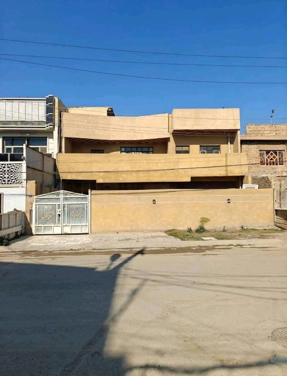 سلام عليكم ورحمة الله وبركاته من رخصة الادارة المحترمة.
دار للبيع المساحة 246 الواجهة 12ونص والنزال 20 طابو ملك صرف بأسم واحد مو ورثه سند جديد أبو الفسفورة طابقين كامل مسلح نضيف جدا بناء تسعينات ترميم بالكامل جديد ماء وكهرباء ومجاري الأرضية مرمر والجدران سيراميك الطابق الأول يحتوي على كراج وحديقة ومرافق خارجية بالإضافة إلى هول كبير ومطبخ حار بارد وخارجي للطبخ واستقبال كبير وصالة درج وغرفتين نوم وخدمات كاملة ومنور كبير والطابق الثاني يحتوي على غرفتين نوم وحمام وبالكون وسطح ومخزن بالاضافة الى مشتمل معزول قاط ثاني يحتوي على غرفتين نوم ومطبخ وخدمات كاملة يقع على شارع تجاري عريض وخدمات كاملة من ماء وكهرباء ومجاري وتبليط   عرض الشارع 15متر  يصلح لسكن ثلاث عوائل  ويصلح  يكون مدرسة اهلية أو روضة موقع تجاري 

العنوان: / الزعفرانية شارع المعهد مدخل شارع سيد هاشم ثالث  استدارة عاليسار مدخل شارع دور الشرطة أو شارع الوازات عاليمين قرب مدرسة السلام وحسينية الأمام علي عليه السلام/  سعر المتر 1450000

السعر الكلي 356 وقابل للتفاوض والعملة 

للاستفسار الاتصال على الرقم ***********

مكلف بالنشر
