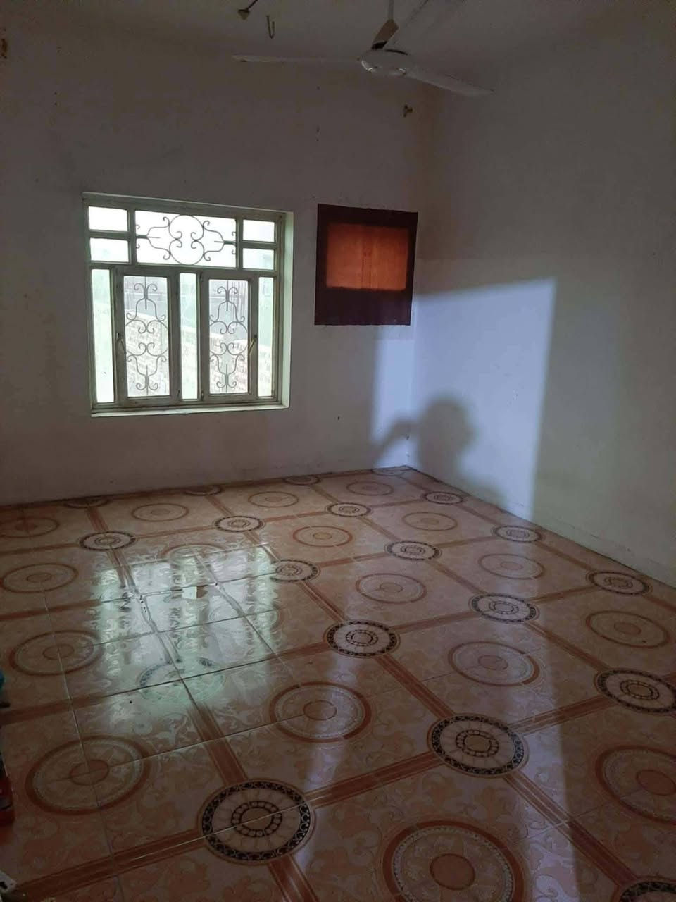دار الايجار مكانه شارع 80 سنتر مقابل مدينة ألعاب أرض بابل 3غرف كلدور صاله مطبخ صحيات درج خارجي مساحه 225 بيت جديد جاهز سخان تانكي ماطور مغاسل خط مولد الا ستفسار عل رقم او مراجعت مكتب ابو سرمد التميمي مقابل مدينة ألعاب أرض ***********بي واتساب
