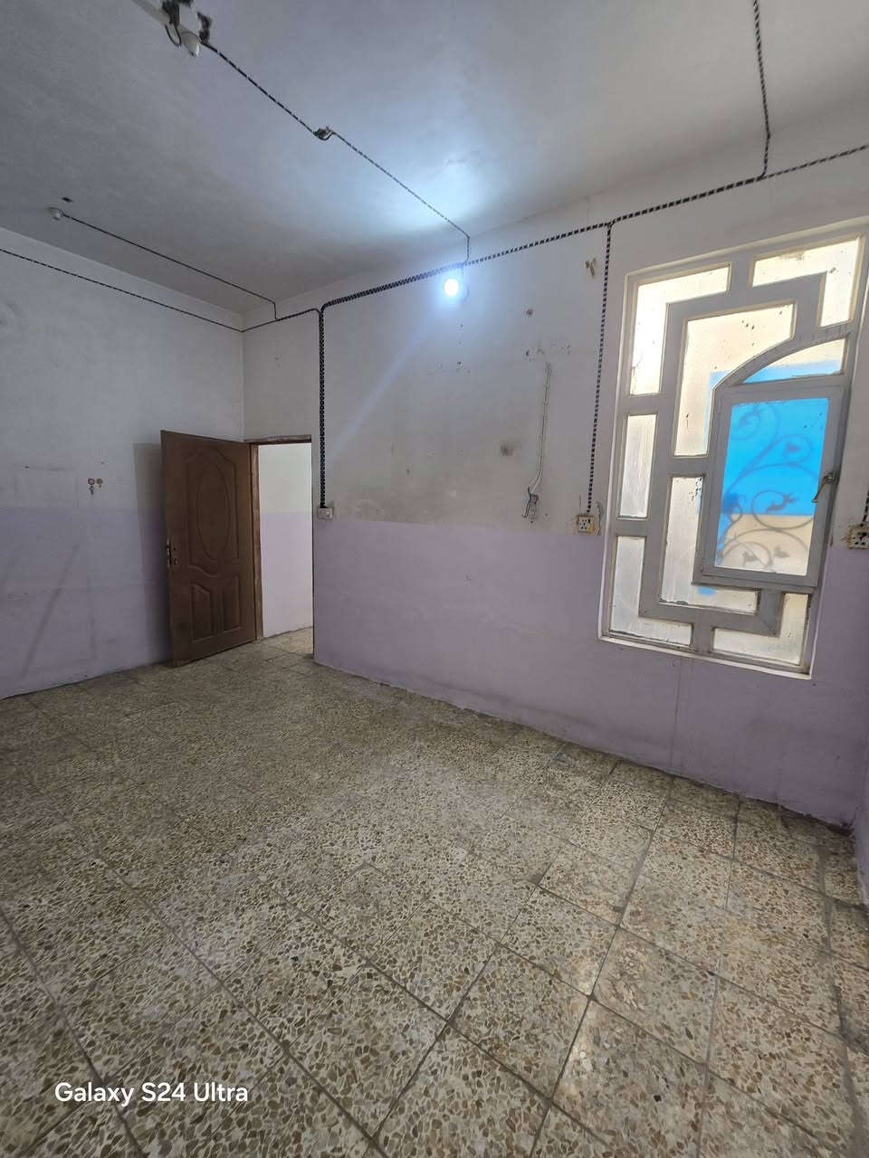 بيت لبيع بشارع المطار القديم خلف اسواق الامير المساحه ١٠٠متر يحتوي على غرف ٢ وصاله ومطبخ وستقبال ومكشوفه وصحيات وطارمه السعر ٢٥ وبي مجال مكتب بركات ام البنين قرب اسواق فدك للستفسار ***********
