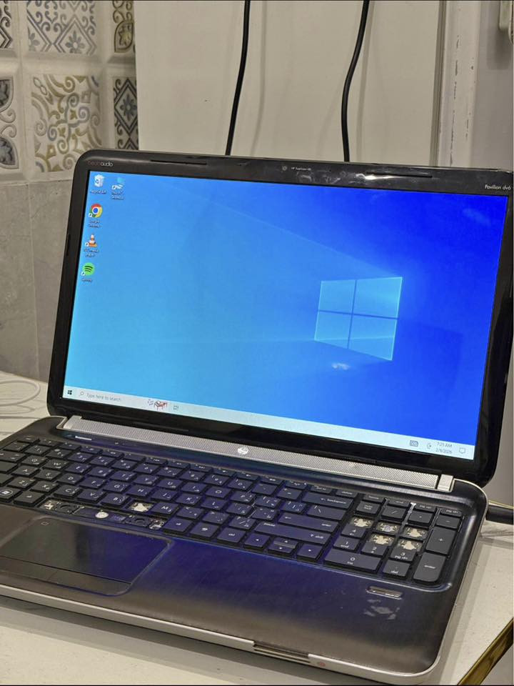 💻 للبيع: لابتوب HP Pavilion سعر200وبي مجال مع سيت-أب كامل
اتشغل العاب الخفيفة، التصميم، أو الدراسة وشغل ترويج .. عرض متكامل ما تحتاجه تشتري أي شي وياه. اللابتوب معروف بقوته للأداء المكتبي وصوته النقي (Beats Audio).
⚙️ مواصفات الجهاز (DV6-6C35DX):
• المعالج: AMD Quad-Core A8-3520M (أداء رباعي النواة).
• كارت الشاشة: AMD Radeon HD 6620G (ممتاز للألعاب الخفيفة  والبرامج الهندسية).
• الرام: 6GB DDR3 (قابلة للتطوير).
• الهارد: 640GB HDD (مساحة كبيرة للخزن).
• الشاشة: 15.6 بوصة HD BrightView LED.
• النظام الصوتي: Beats Audio مع 4 سماعات (صوت عالي ونقي جداً).
• المميزات: يحتوي على قارئ بصمة، كاميرا HD، ومخرج HDMI.
📦 الغراض الجاية وياه (السيت-أب):
1. سماعة ROCCAT ELO 7.1 Air: وايرليس احترافية، صوت محيطي 7.1، مع كارتونها وكافة ملحقاتها (سماعة غالية ومعروفة).
2. كيبورد ميكانيكي MageGee: ماركة أصلية، مريح جداً للكتابة واللعب (بالكارتون).
3. ماوس لاسلكي: قطعة إضافية للتحكم السهل.
4. حقيبة لابتوب الأصلية : سوداء متينة للحفاظ على الجهاز.
⚠️ ملاحظة للأمانة: الجهاز شغال بوضعية ممتازة، فقط توجد بعض أغطية الأزرار (Keycaps) مفقودة في كيبورد اللابتوب كما موضح بالصور، لكن الكيبورد الميكانيكي الخارجي يغنيك عنها تماماً.
💰 السعر وبي مجال (للقطعة والملحقات):200 ألف دينار مستعجل على بيعة لضرف .
📍 المكان: [بغداد-بلديات]
📞 للتواصل: [***********] أو مراسلة الخاص.يوجد توصيل
