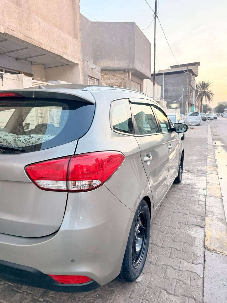 سلام عليكم كيا كارنز موديل ٢٠١٤  السعر ١٣٣ وبيه مجال كفاله عامه من ضربه وصبغ سياره بيه جراد بلنيد والقماره شويه كما موضح بلفديو بيه بارد بسيط بالباب مال السايق قليل ماشيه ٢١٨ وقابل للزيادة الاستفسار ***********
