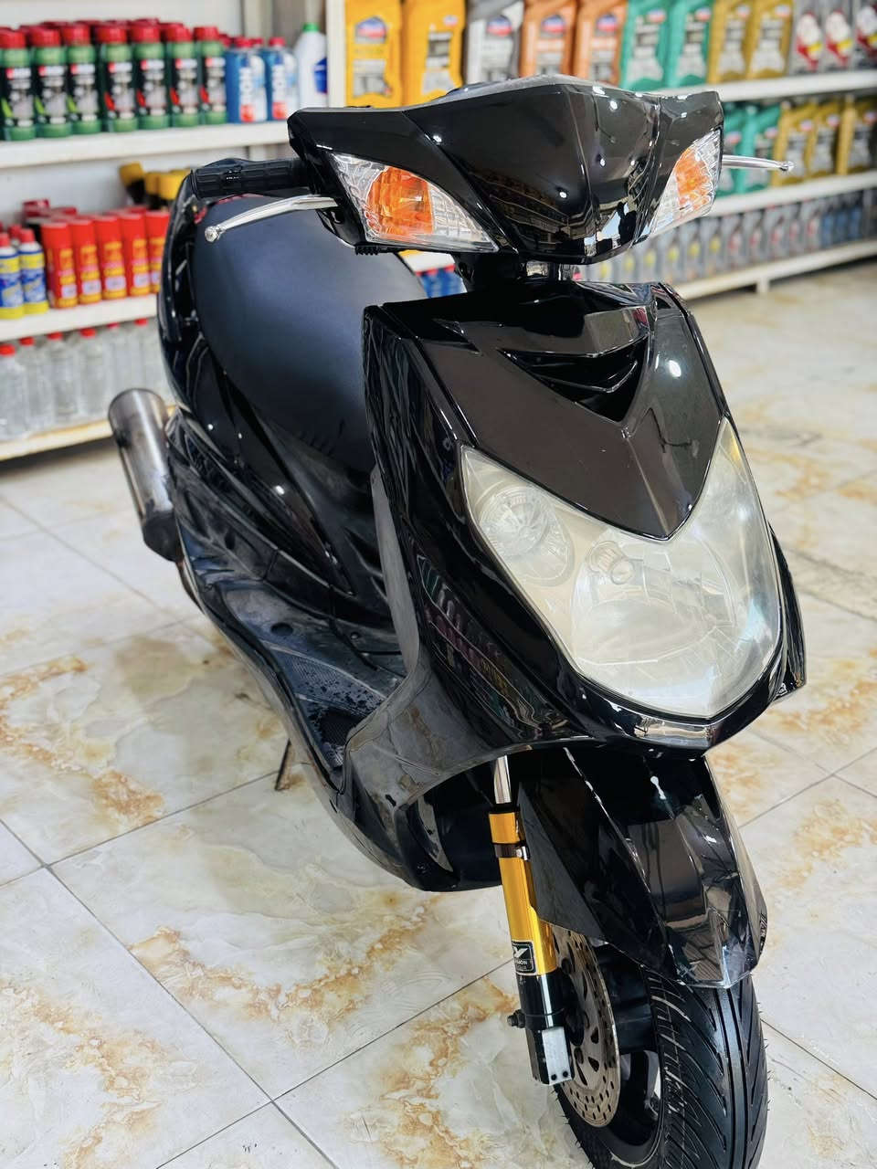 السلام عليكم دراجه سكنس فحل كابريتر نضافته ٩٠ بل١٠٠ كهربائيتها كلها شغال الدراجه مابيها نقص قبق هندر موجود تخم تاير جديد الدراجه بيها دبلات امامي رياضي ودبلات خلفي رياضي صلنصه صجميه محرك بلادي مكفول من تدخين نضوح كفاله السعر ٦٥٠ وبيها مجال مكاني دوره شارع ٦٠ رقمي ***********
