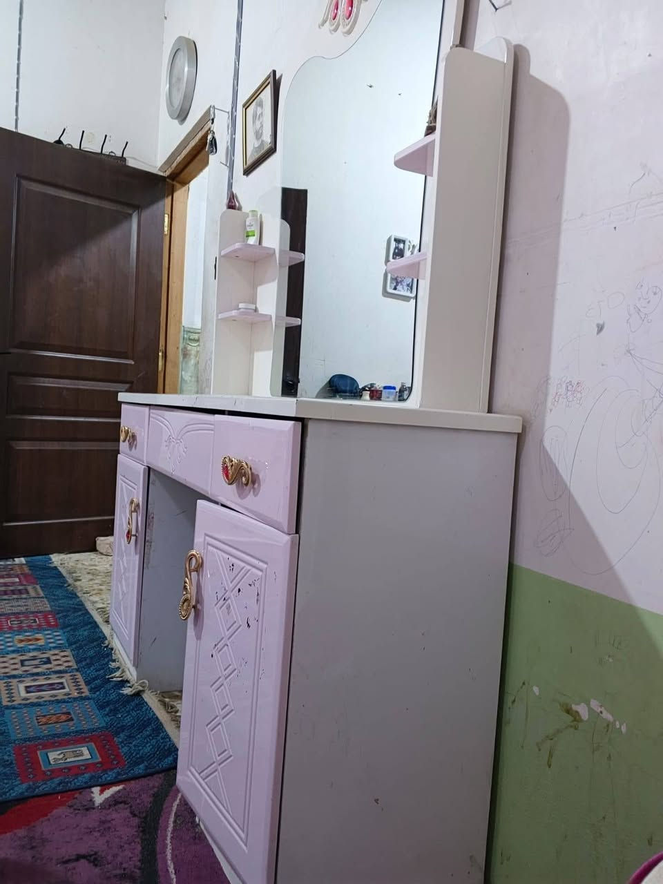 السلام عليكم

غرفة نوم صيني درجة أولى 
  
التفاصيل
-كنتور ثمان أبواب، كل بابين مفتوحات على بعضهما وأربع جرارات

-سرير بمخزن كبير 2
-كومديات 2
-تسريحة غرفة نوم (ميز تواليت) ببابين و3جرارات  وتقطيعات للمكياج والعطور و...

-زاوية بمرآة وجرار

-ميز تلفزيون ببابين وجرارة وتقطيعات

السعر 450 وبيها مجال

للاستفسار التواصل على الرقم:***********
