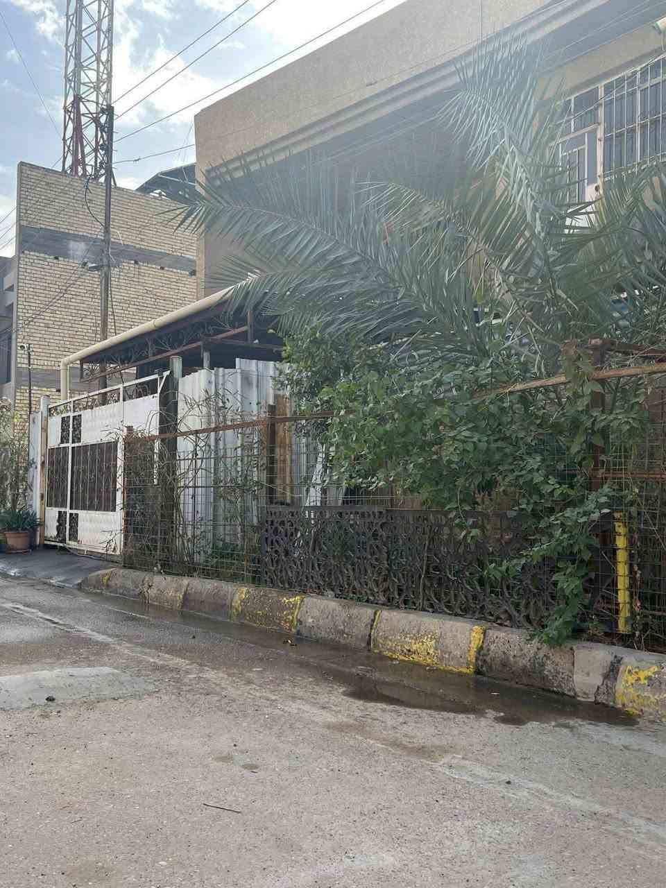بيت للبيع طابو صرف الزعفرانيه خلف جامع الصدرين 
مساحة 125 واجهة 10 نزال 12 ونص 
تفاصيل اكثر خاص او الاتصال ع الرقم ***********
