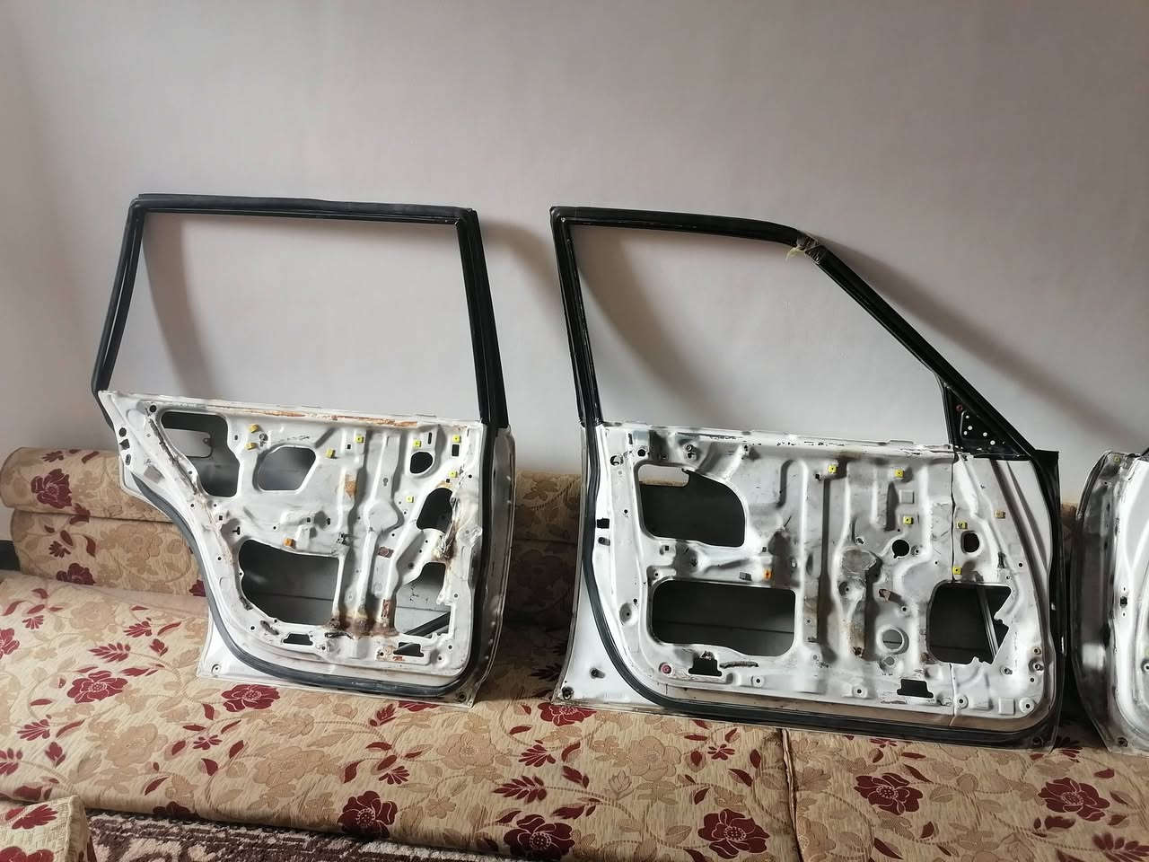 بيبان ترهم سيدان ارنب
شرط لا صبغ وله خياس وله ضربه
سعر 200 وبيهن مجال

***********
