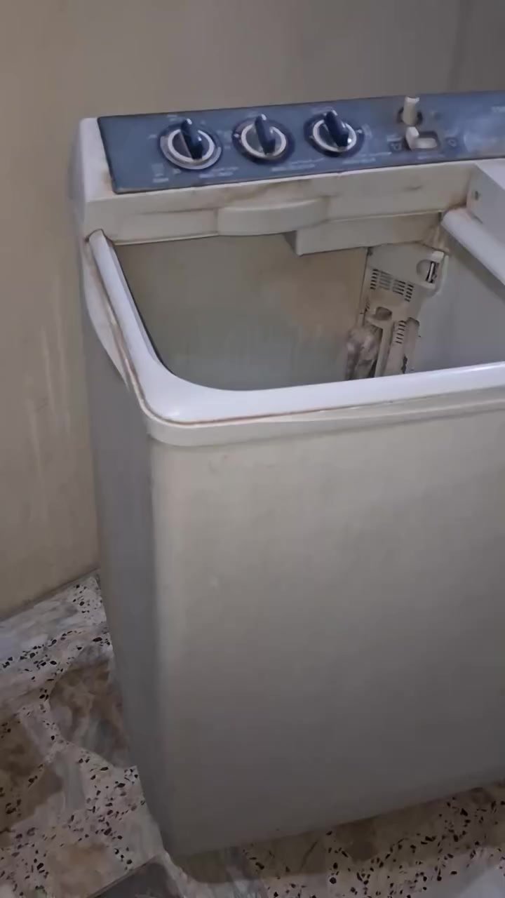 سلام عليكم للبيع غساله نضيفه بس الجفاف مايشتغل مكان كوفه سعر ٣٠ ***********
