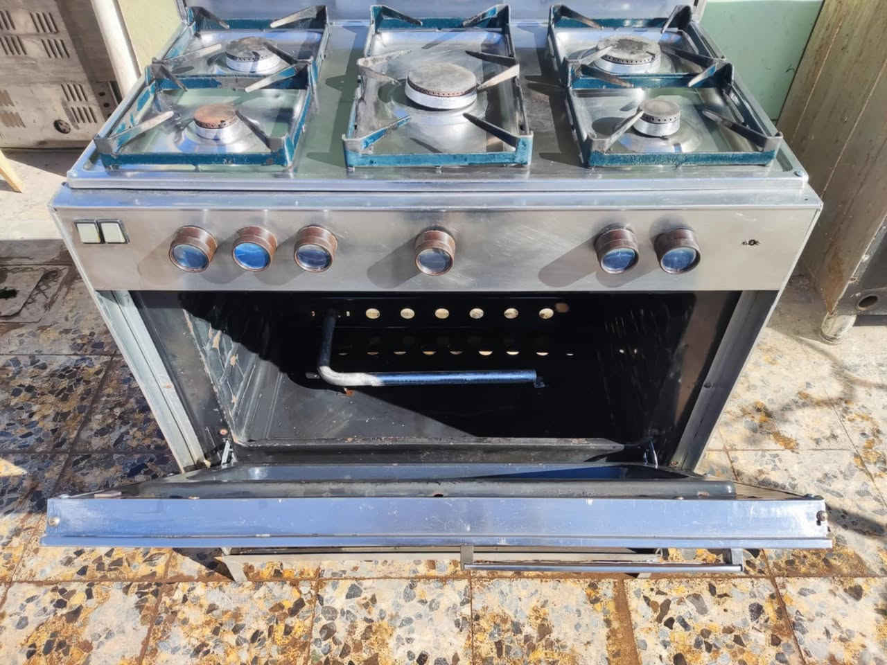 طباخ  عشتار عراقي
 الاصلي باب الاول
 نظيف وشغال على الفحص. والضمان 
  ضمانة شهرين. 
  اي اشكال بي اني خادم
سعره150 وبي مجال بسيط
مكاني نجف  سوك حنون.   ***********

اراوس بطباخات تعبانه. مناسبه
