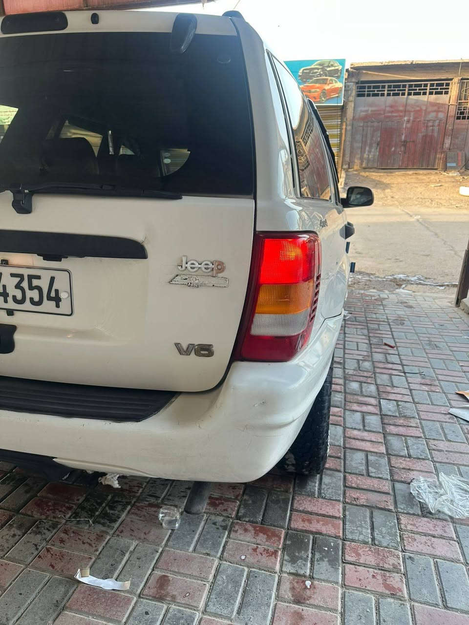 السلام عليكم ورحمة الله وبركاته 
جيب كراند شيروكي
2000 
كفاله  بدون ضربه ولا صبغ 
مكينه 4000cc 6V بلاديه 
كير جديد 
مكينه كفاله ع وضع الشركه
حداديه كفاله
لايتات زنون 
كهربائيات كله شغاله 
تخم تاير جديد 
فوريل شغال 
سنويه جديده 
تبريد ثلج 
ماشيه 146 حقيقي وقابل للزياده 

السياره جديده مابيه نقص برغي ومصروف عليه هواي 
السياره نضيفه وجاهزه من كل شي وبلعافيه الي ياخذه 
مكاني كربلاء 
السعر 86
***********3
