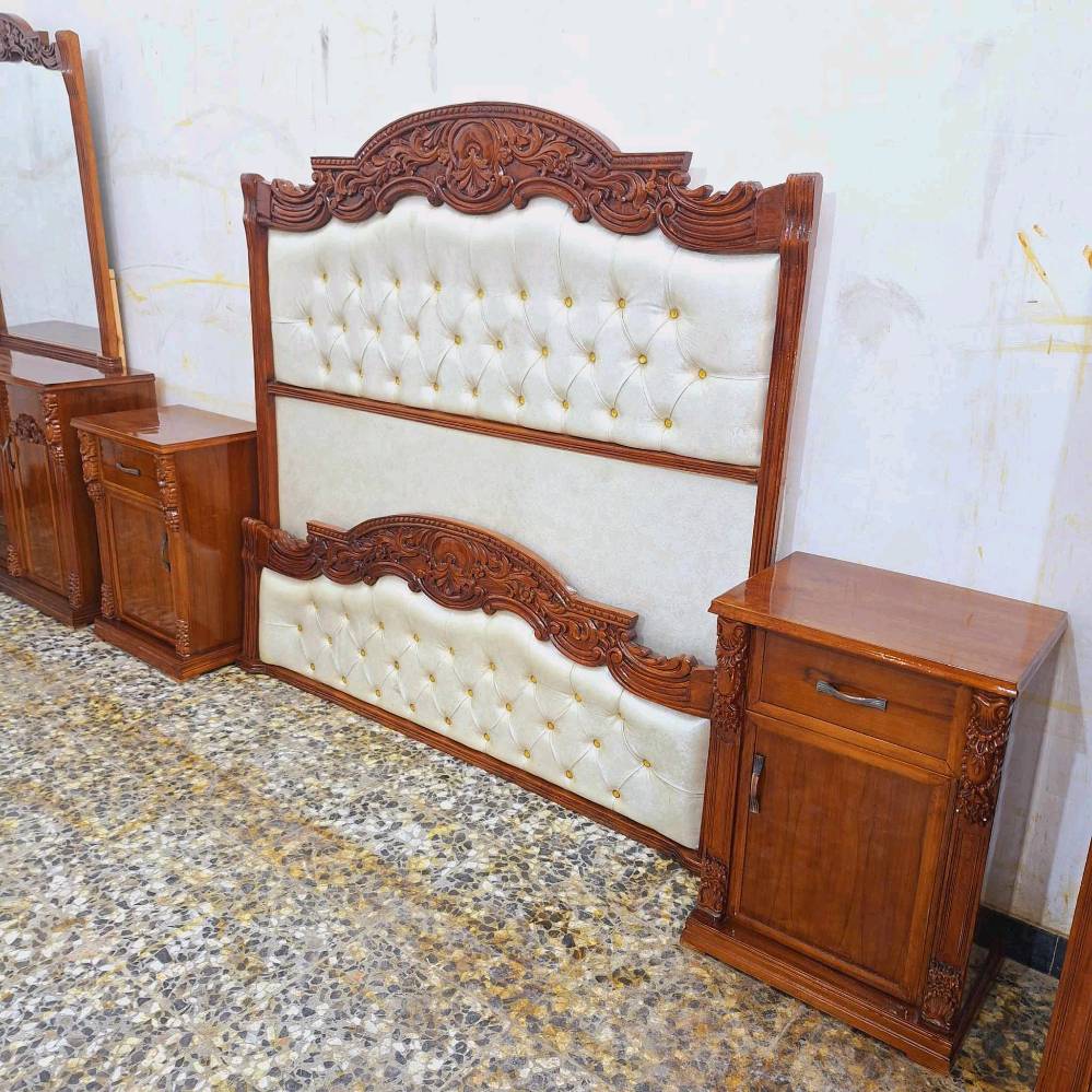 الغرفة المعروضة تتكون من سرير ملكي مع تفصيلات فخمة وزخارف خشبية أنيقة، بالإضافة إلى دولاب ضخم بأبواب متعددة ومرآة كبيرة تضيف لمسة كلاسيكية للغرفة. التصميم متكامل ويحتوي على كومودينات وأماكن تخزين متعددة. مثالية لمن يبحث عن ديكور راقي وعملي في نفس الوقت.