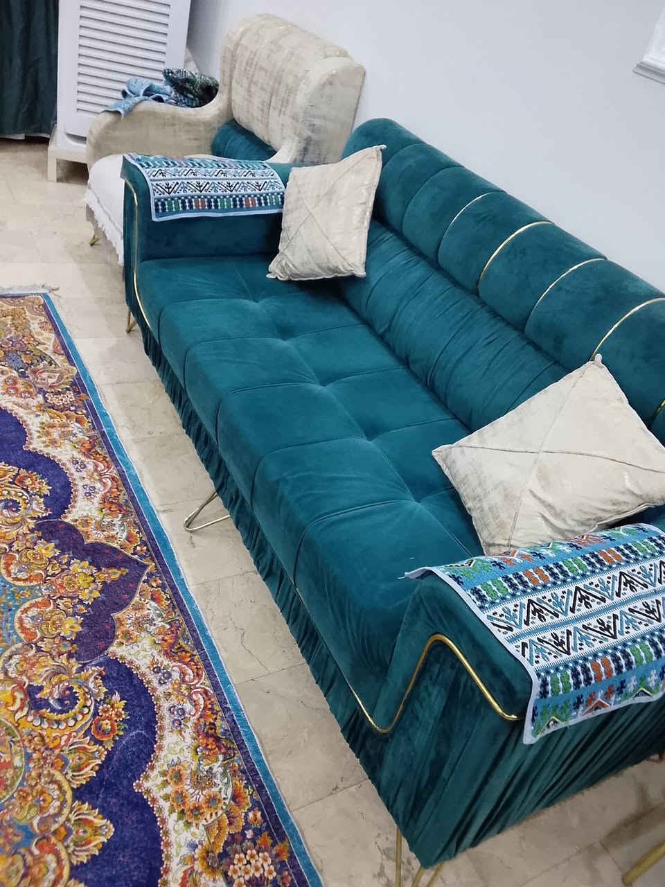 السلام عليكم متاح تخم ١٣ مقعد التخم جداً نظيف بي كرسي واحد محروك بجمر نركيله جديد 

 بس رجلي تتعوج التخم يرادلة شغل بسيط ويرجع جداً ممتاز سبب البيع صغير وأريد اغير + وياه منادر ومفارش مكاني بغداد الكمالية شارع البدالة رايدة ب٣٥٠ للاستفسار الاتصال على الرقم او واتس اب ***********
