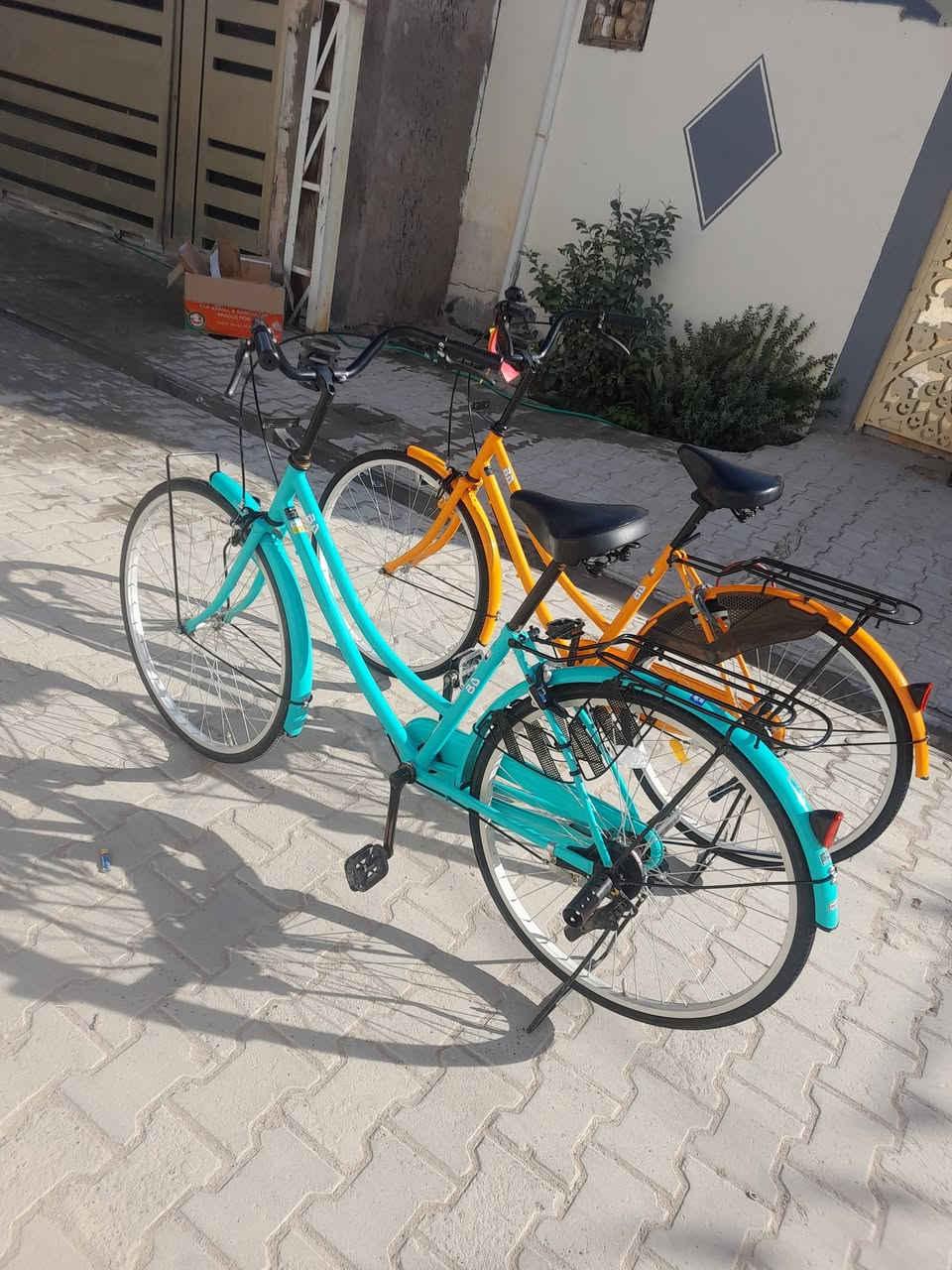 السلام عليكم 
بيسكلات ثنينهن للبيع 
واحد برتقالي مديل ٢٢ نازل من كرار صاله شهر ونص لون مميز وسعره ب١٥٠ وبي مجال 
وثاني لو تركوزي بس مبين بتصوير لون سمائي هذه بيسكل نازل من منصور عالم البيسكلات ومديل ٢٢ وسعره ب١٣٠ وبي مجال 
مكان نجف كوفه سهله 
رقم موبيل ***********
