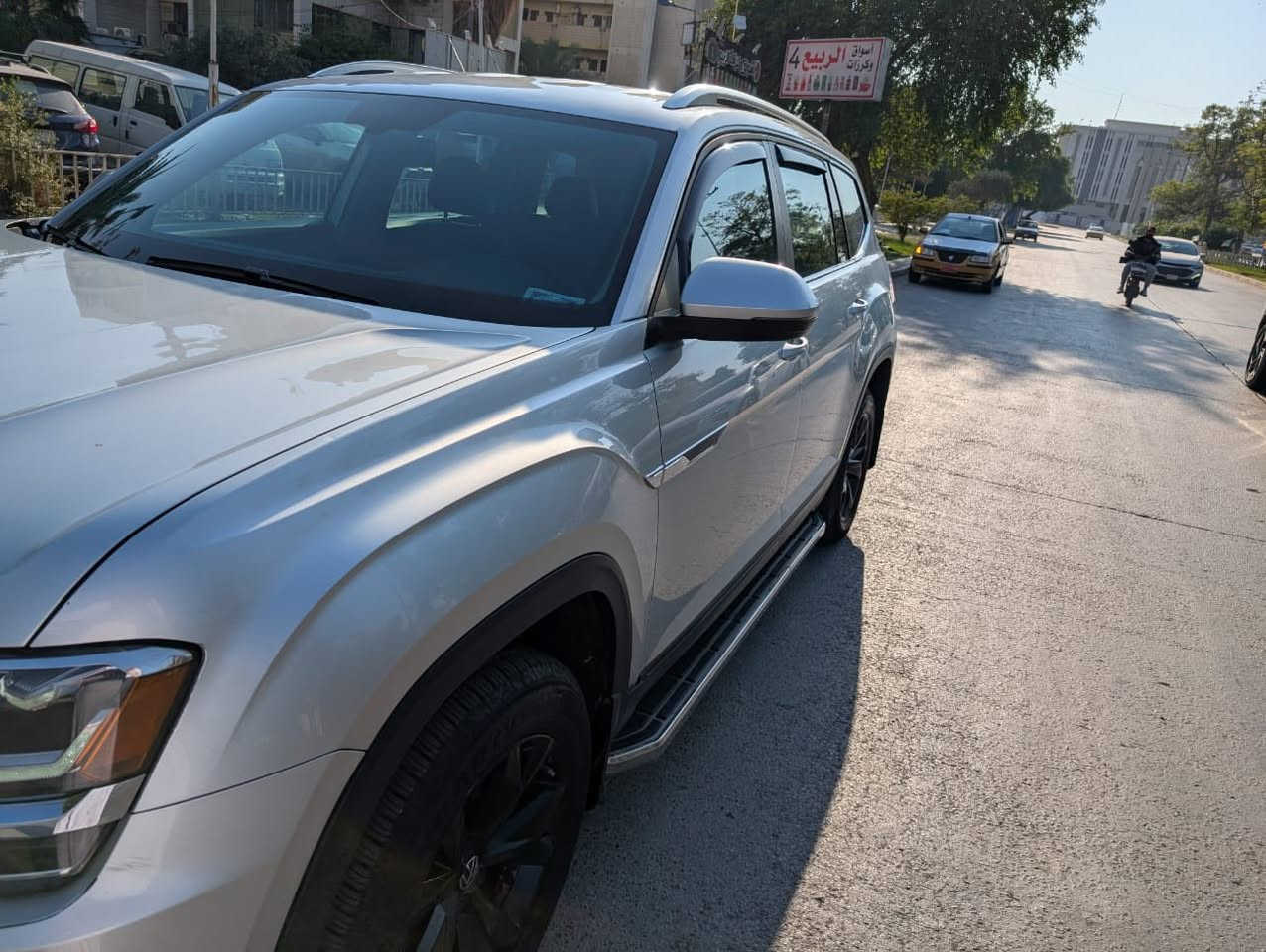 السلام عليكم ... . فولكس فاكن اطلس موديل 2018. مواصفات SE .  عدد المقاعد 7 .تبريد قطعتين . السيارة عليهة عازل حراري على الجام بلكامل شاشة تحكم .هاند بريك بصمة. اربع ابواب بصمة دخول ذكي.حساس مري . رادار خلفي  السيارة  حلو جاهزة  بدون مصرف . صيانة كاملة مسويها . صدر امامي و خلفي بل كامل و صيانة مكينة و كير و فلاتر و دهن . كله يم شركة سكودة  مسوي قبل شهر . تخم تاير جديد. رقم انكليزي جديد هاي الصور قديمة الحادث والسونار مرفق بلصور كل التفاصيل واضحة. السيارة ماشية ١٤٤ الف  كيلو متر. السعر ١٨،٠٠٠،$ او بيهة مجال
الاتصال *********** واتساب
