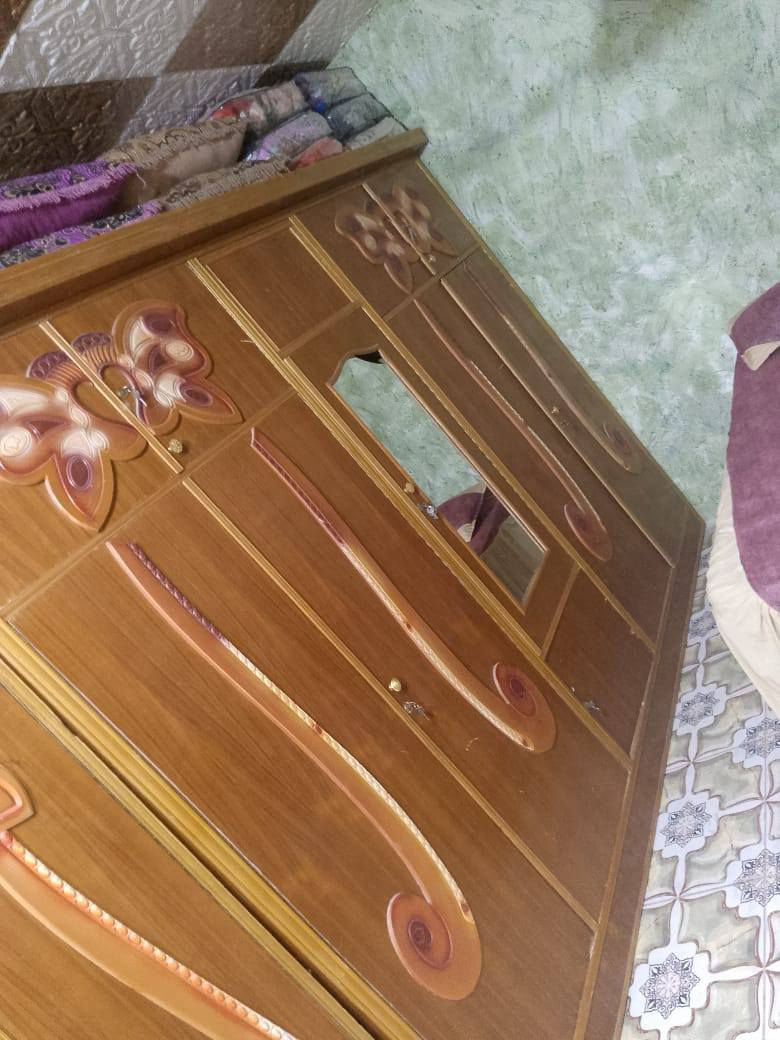 السلام عليكم اخوان غرفه اخشاب للبيع وبالاضافه بوفيه تسكام مثل ما اموضح بالصوره والجربايه فقط التخته من غير التاج السعر كلش رخيص 400 وبيها مجال للشراي بيه خير ويدلل رقم الهاتف *********** مامتواجد على الفيس اخوان
