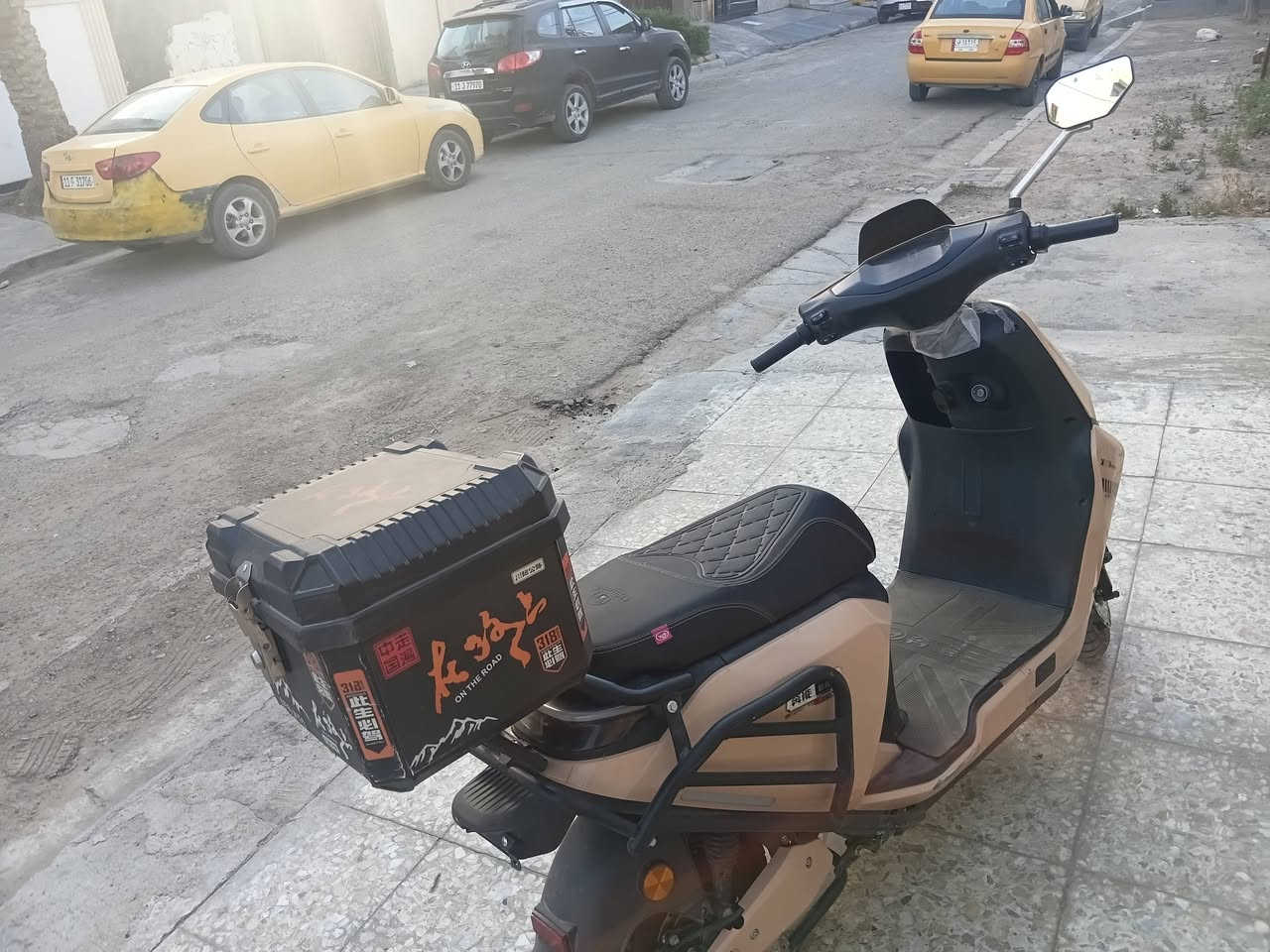دراجه شحن  للبيع عامريه بغداد
ما اغشك ولا تغشني راح اكلك عيوبها وزينها

بدايتً دراجه حلوه كشخه شكلها مرتب موديل ٢٠٢٥ صناعه

سرعتها 80 حقيقي شلعتها قويه يعني سريعه وشحنها ولا تشيل هم ومن اكلك لتشيل هم فعلا لتشيل هم لان شحنها اذا وحدك يطول كلش وذا احد وراك يسحب اكثر بس هم يطول الدراجه مدرعه من الخلف والامام بس الدعاميه الاماميه اني شايلها بس اذا تشتريها انطيك ياها سويجها كارت وسويج وبيها اشارات يمنى ويسرى وبيها اضويه اماميه وجانبيه وبيها دبلات قويه يعني تكدر تنزل من الرصيف عل تاير يمتص صدمات القويه..... نجي عل عيوبها: جاملخ الامامي مكسور ياثر عل شكل وماعرف اشوف شكل الجاملخ الامامي احلى من نكسر بس عموما لازم نذكر العيوب

ثاني عيب التاير الخلفي مزروف اني حاطله ٣ فتايل يعني نكدر نكول حالت التاير الخلفي ٧٠ بل مئه تكدر تبدله انته بعدين تكدر يعني ترتبها انته 

ثالث عيب صوت الانذار مالتها ناصي بسبب دخول خاطى للماء وهذه يرجع مع مرور الوقت والحراره لان الدراجه بيها انذار من شخص يلعب بيها وانذارها جان مزعج وجدا عالي بس هسه صار ناصي بس مع مرور وقت يتحسن بل نسبه للسعر800 ***********
